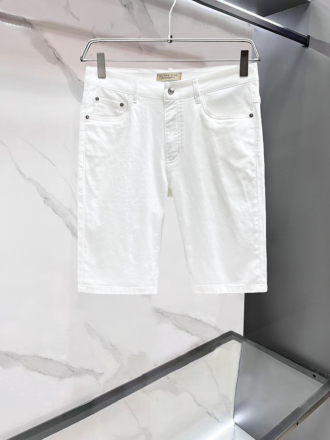 NO:860323,Burberry's latest 2026 summer style, available at counters simultaneously, original order, fashionable and casual denim shorts, the upper body is very unique!  Eye-catching and bright, imported original fabrics, top-grade laminated letter pattern decoration logo, original hardware accessories decoration, simple yet fashionable, classic atmosphere, comfortable and breathable, handsome and stylish upper body, code number 29-38,, burberry, shorts,19860909巴宝莉 2026夏季最新款,专柜同步有售,原单狠货,时尚休闲牛仔短裤,上身很有特点！吸睛而有亮点,进口原版面料,顶级压胶工艺字母图案装饰Logo,原版五金辅料装饰,简单而不失时尚,经典大气,舒适透气,上身帅气有型,码数29-38,,burberry,shorts,,Men's clothing