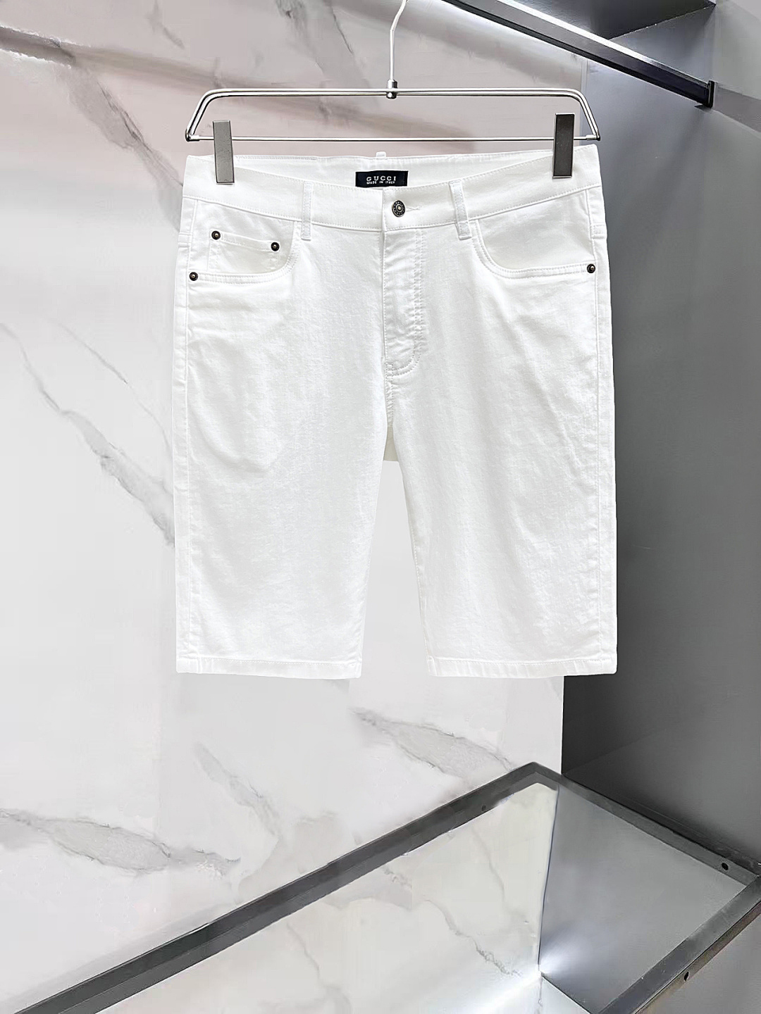 NO:860313,Gucci's latest 2026 summer style, available at counters simultaneously, original order, fashionable and casual denim shorts, the upper body is very unique!  Eye-catching and bright, imported original fabrics, top-grade laminated letter pattern decoration logo, original hardware accessories decoration, simple yet fashionable, classic atmosphere, comfortable and breathable, handsome and stylish upper body, code number 29-38,, gucci, shorts,19860909Gucci 2026夏季最新款,专柜同步有售,原单狠货,时尚休闲牛仔短裤,上身很有特点！吸睛而有亮点,进口原版面料,顶级压胶工艺字母图案装饰Logo,原版五金辅料装饰,简单而不失时尚,经典大气,舒适透气,上身帅气有型,码数29-38,,gucci,shorts,,Men's clothing