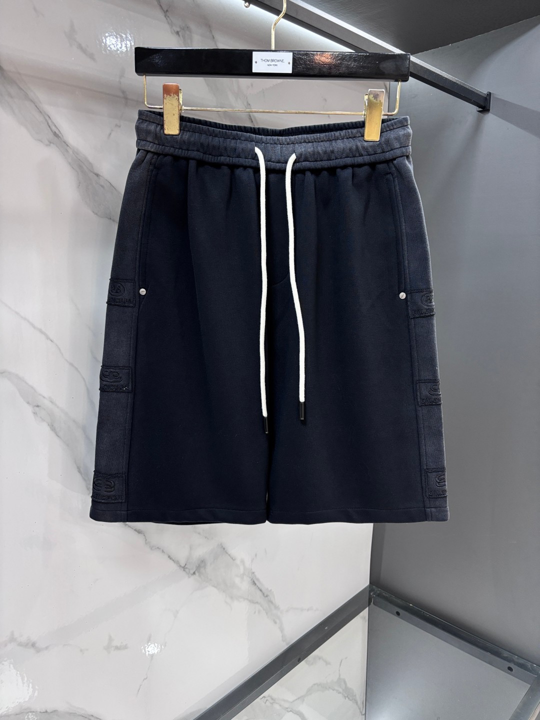 NO:860303,Balenciaga 2026 spring and summer new casual shorts!  On sale simultaneously on the official website. Customized brand classic LOGO, customized fabrics, extremely comfortable, strong touch. Highly recognizable, perfect appearance and craftsmanship!  ……………………………………………………………… SizeM-XXXL,,balenciaga,shorts,19860909巴黎世家 2026春夏新款休闲短裤！官网同步发售.定制品牌经典LOGO,定制面料,舒适度极好,手触感强烈.辨识度极高,完美品相工艺！…………………………………………………… SizeM-XXXL,,balenciaga,shorts,,Men's clothing