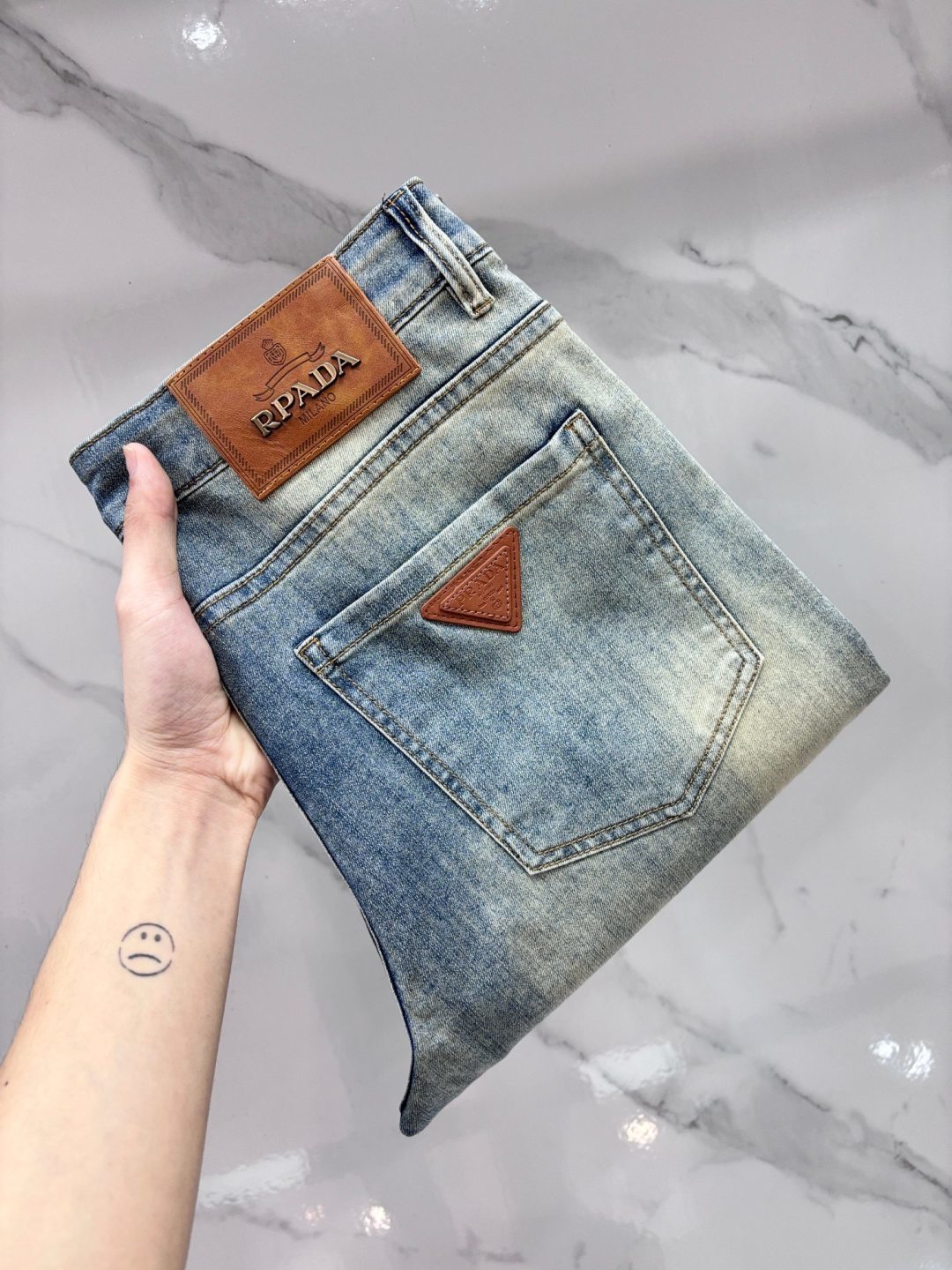 NO:860235,Prada high-end customization, 2026 early autumn latest jeans, simultaneous sale at the counter, original customization, customer-supplied hardware accessories, original order quality, imported solid-color denim elastic fabric, heavy washing, fine workmanship, excellent upper body!  The preferred items are complete in three sizes.……………………………………………………………… Size29-38,, prada, jeans,19860909普拉达 高端定制、2026早秋最新款牛仔裤 柜台同步发售 原版定制 客供五金辅料 原单品质 进口固色牛仔弹力面料 重工洗水 做工走线精细 上身绝佳！优选单品 三标齐全.…………………………………………………… Size29-38,,prada,jeans,,Men's clothing