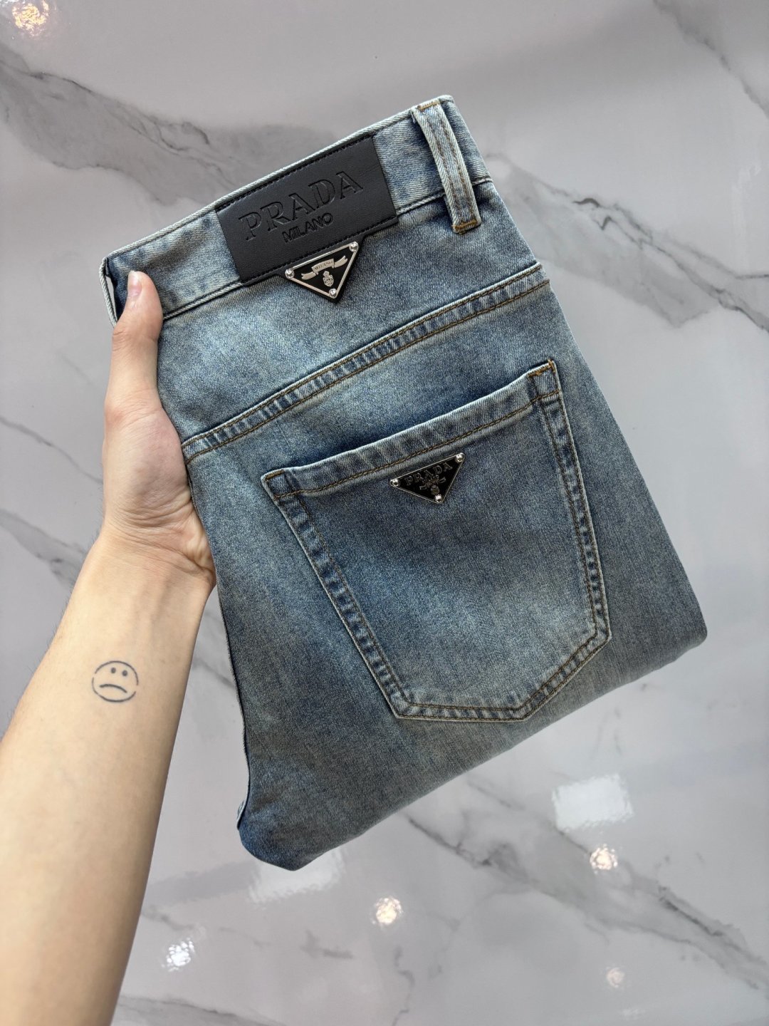 NO:860262,Prada high-end customization, 2026 early autumn latest jeans, simultaneous sale at the counter, original customization, customer-supplied hardware accessories, original order quality, imported solid-color denim elastic fabric, heavy washing, fine workmanship, excellent upper body!  The preferred items are complete in three sizes.……………………………………………………………… Size29-38,, prada, jeans,19860909普拉达 高端定制、2026早秋最新款牛仔裤 柜台同步发售 原版定制 客供五金辅料 原单品质 进口固色牛仔弹力面料 重工洗水 做工走线精细 上身绝佳！优选单品 三标齐全.…………………………………………………… Size29-38,,prada,jeans,,Men's clothing