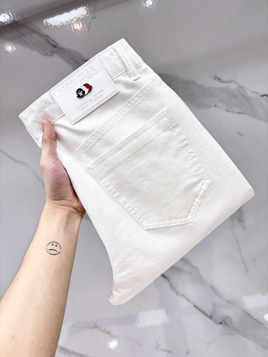 NO:875121,Mouth cover, high-end customization, 2026 latest casual trousers, five-pocket trousers, sold simultaneously at the counter. Original customized replica. Hardware accessories supplied by customers. Original quality. Imported composite fabrics. Anti-wrinkle and firm, breathable and comfortable. Fine workmanship and excellent upper body!  ……………………………………………………………… Size29-38,,Moncler,19860909蒙口 高端定制、2026最新款休闲裤五袋西裤,柜台同步发售 原版定制复刻 客供五金辅料 原单品质 进口复合面料 抗皱坚挺,透气舒适.做工走线精细 上身绝佳！…………………………………………………… Size29-38,,Moncler,,Men's clothing