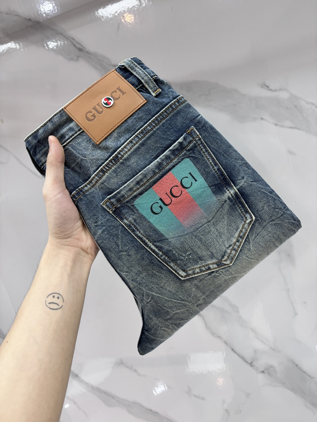 NO:875129,Gucci 2026 Spring and Summer Design Recommendations Hot-selling jeans with soft skin-friendly fabrics Luxurious first-layer cowhide waist tag Classic blue wash Limited edition at the counter Luxurious custom-made fabrics Craftsmanship + wash foreign trade quality and detailed processing19860909Gucci 2026春夏设计推荐 热卖牛仔裤柔软亲肤面料 奢华头层牛皮腰牌 经典蓝洗水 专柜限量款 奢华感订制面料 工艺+洗水外贸品质感细节处理满满到位 这颜色绝对爱了爱了专柜秋冬热卖预售即售完款爆单款色系百搭大牛味 …………………………………………………… Size29-38,,gucci,jeans,cowhide,,Men's clothing