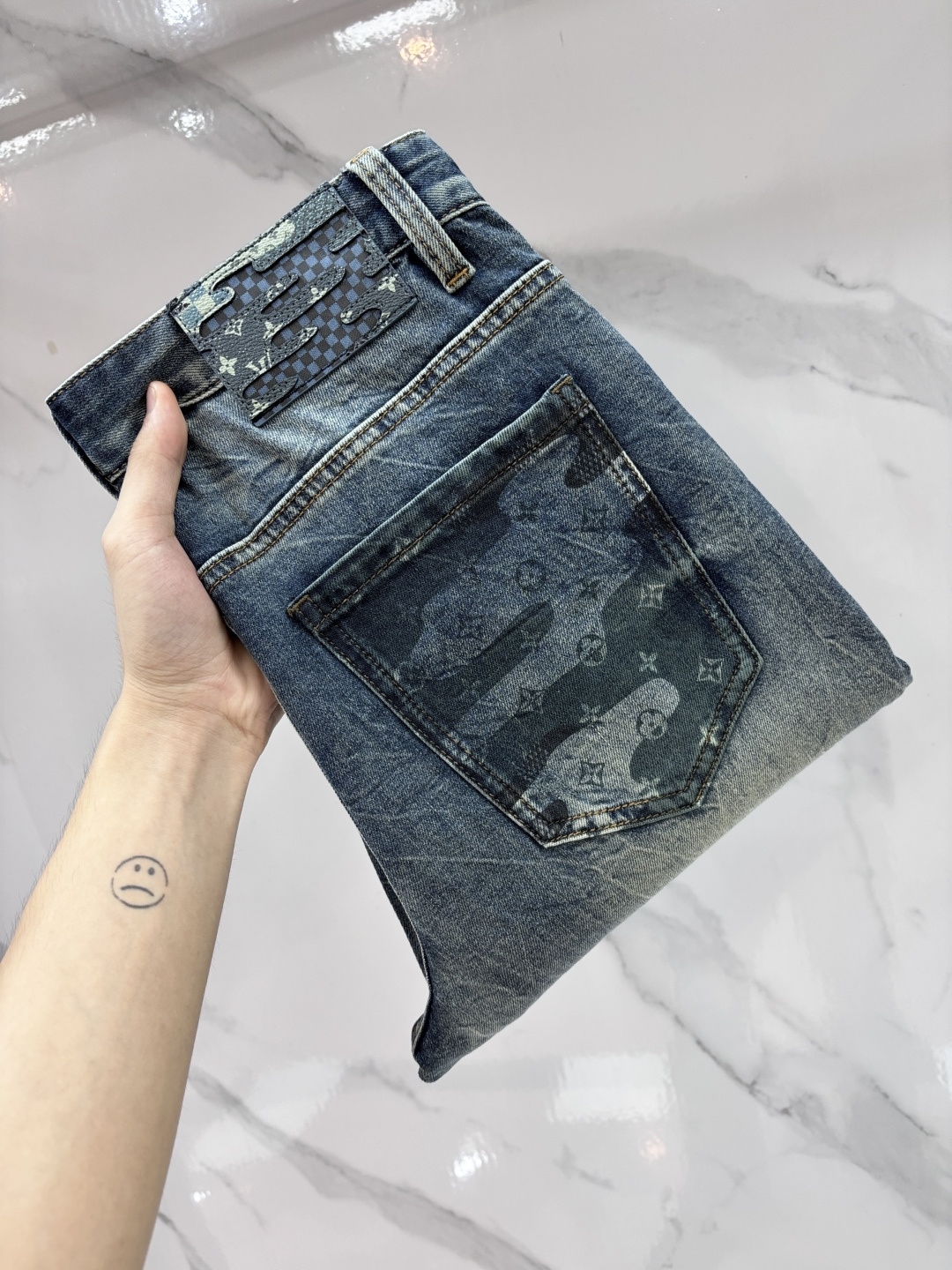 NO:875137,Lv 2026 Spring and Summer Design Recommendations Hot-selling jeans with soft skin-friendly fabrics Luxurious first-layer cowhide waist tag Classic blue wash Limited edition at the counter Luxurious custom-made fabrics Craftsmanship + wash foreign trade quality and detail processing are in place This color is absolutely in love with the counter autumn and winter hot sales pre-sale and sold out hot single color versatile big cow flavor …………………………………………………… Size29-38,, louis vuitton,jeans,cowhide,19860909Lv 2026春夏设计推荐 热卖牛仔裤柔软亲肤面料 奢华头层牛皮腰牌 经典蓝洗水 专柜限量款 奢华感订制面料 工艺+洗水外贸品质感细节处理满满到位 这颜色绝对爱了爱了专柜秋冬热卖预售即售完款爆单款色系百搭大牛味 …………………………………………………… Size29-38,,louis vuitton,jeans,cowhide,,Men's clothing