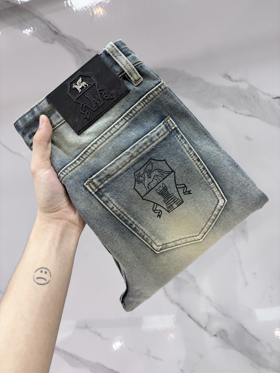 NO:875145,Bc 2026 Spring and Summer Design Recommendations Hot-selling jeans with soft skin-friendly fabrics Luxurious first-layer cowhide waist tag Classic blue wash Limited edition for counters Luxurious custom-made fabrics Craftsmanship + wash foreign trade quality and detail processing are in place This color is absolutely in love with the counter autumn and winter hot sales Pre-sale and sold out hot single color versatile and great taste …………………………………………………… Size29-38,,jeans,cowhide,19860909Bc 2026春夏设计推荐 热卖牛仔裤柔软亲肤面料 奢华头层牛皮腰牌 经典蓝洗水 专柜限量款 奢华感订制面料 工艺+洗水外贸品质感细节处理满满到位 这颜色绝对爱了爱了专柜秋冬热卖预售即售完款爆单款色系百搭大牛味 …………………………………………………… Size29-38,,jeans,cowhide,,Men's clothing