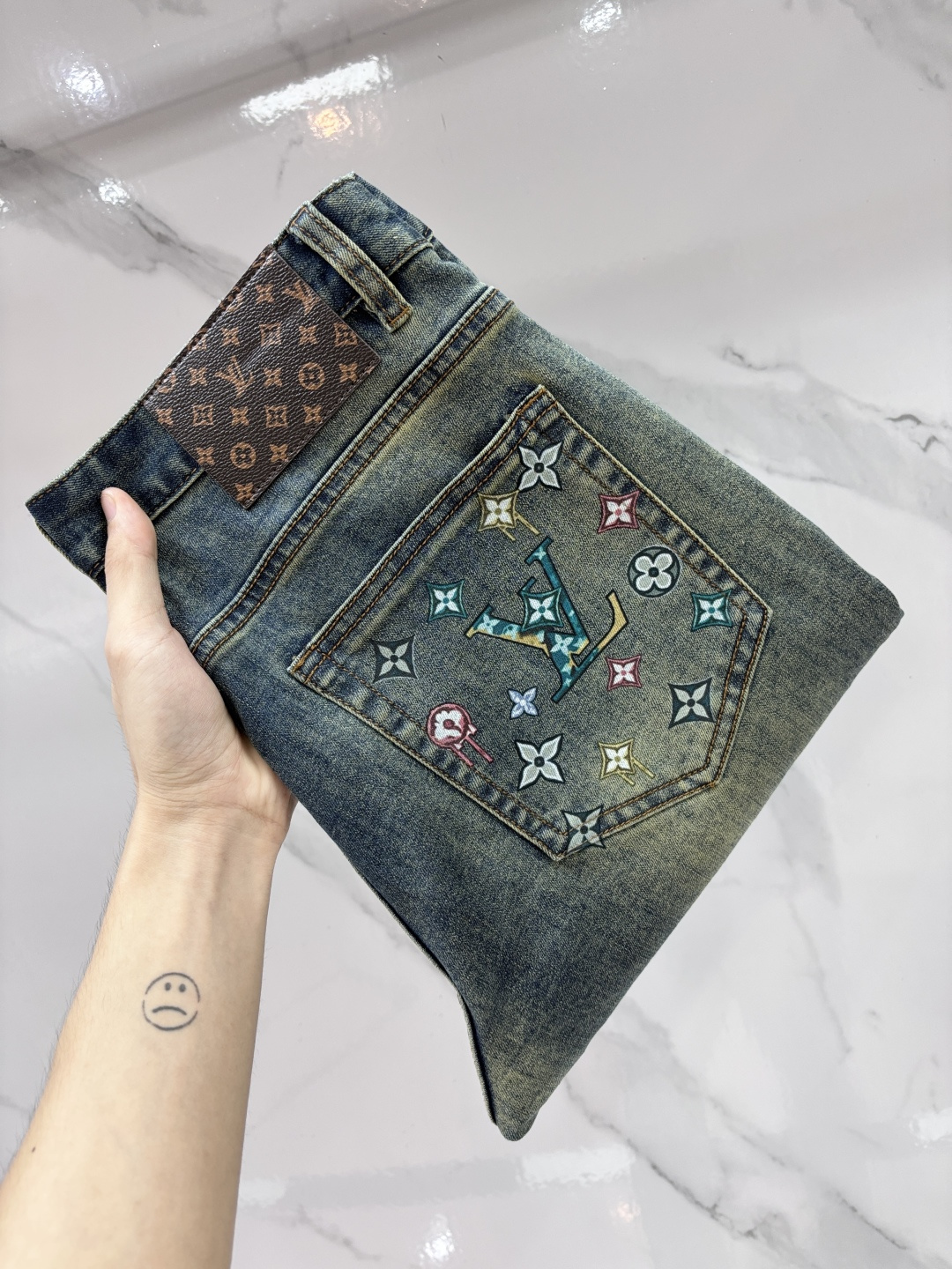NO:875161,Lv high-end customization, 2026 early autumn latest jeans, simultaneous sale at the counter, original customization, customer-supplied hardware accessories, original order quality, imported solid-color denim elastic fabric, heavy washing, fine workmanship and routing, excellent upper body!  The preferred items are complete with three standards.……………………………………………… Size29-38,,louis vuitton,jeans,19860909Lv 高端定制、2026早秋最新款牛仔裤 柜台同步发售 原版定制 客供五金辅料 原单品质 进口固色牛仔弹力面料 重工洗水 做工走线精细 上身绝佳！优选单品 三标齐全.…………………………………………………… Size29-38,,louis vuitton,jeans,,Men's clothing