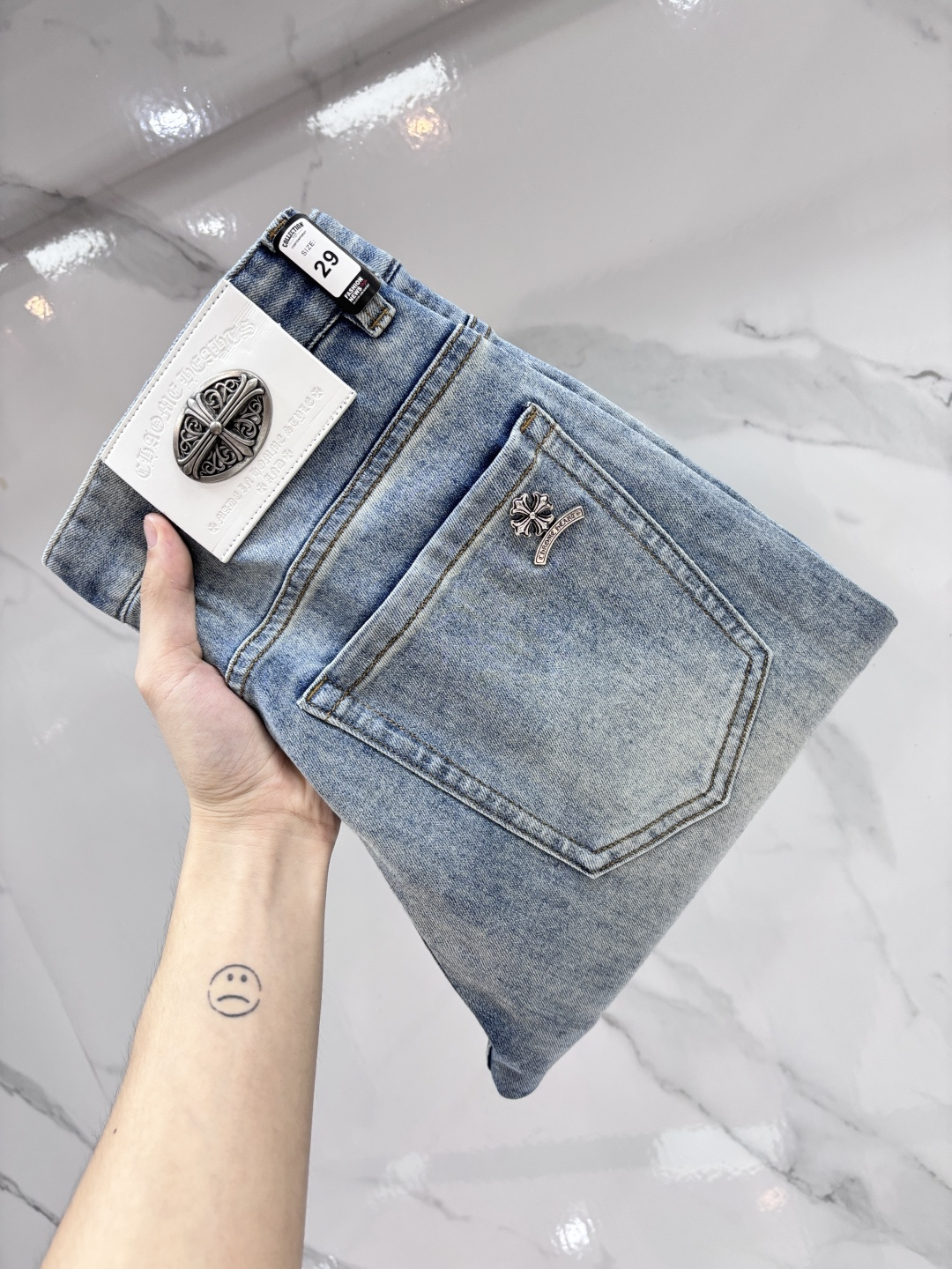NO:875171,Croxin's high-end customization, the latest jeans for early autumn 2026, are on sale simultaneously at the counter. Original customization. Customer-supplied hardware accessories. Original quality. Imported solid-color denim elastic fabric. Heavy washing. Fine workmanship and routing. Excellent upper body!  The preferred items are complete with three standards.…………………………………………………… Size29-38,,chrome hearts,jeans,19860909克罗心高端定制、2026早秋最新款牛仔裤 柜台同步发售 原版定制 客供五金辅料 原单品质 进口固色牛仔弹力面料 重工洗水 做工走线精细 上身绝佳！优选单品 三标齐全.…………………………………………………… Size29-38,,chrome hearts,jeans,,Men's clothing