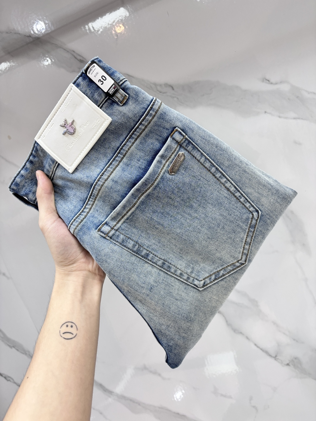 NO:875153,Dior high-end customization, 2026 early autumn latest jeans, simultaneous sale at the counter, original customization, customer-supplied hardware accessories, original order quality, imported solid-color denim elastic fabric, heavy washing, fine workmanship, excellent upper body!  The preferred items are complete in three sizes.…………………………………………………… Size29-38, dior, jeans,19860909迪奥 高端定制、2026早秋最新款牛仔裤 柜台同步发售 原版定制 客供五金辅料 原单品质 进口固色牛仔弹力面料 重工洗水 做工走线精细 上身绝佳！优选单品 三标齐全.…………………………………………………… Size29-38,,dior,jeans,,Men's clothing