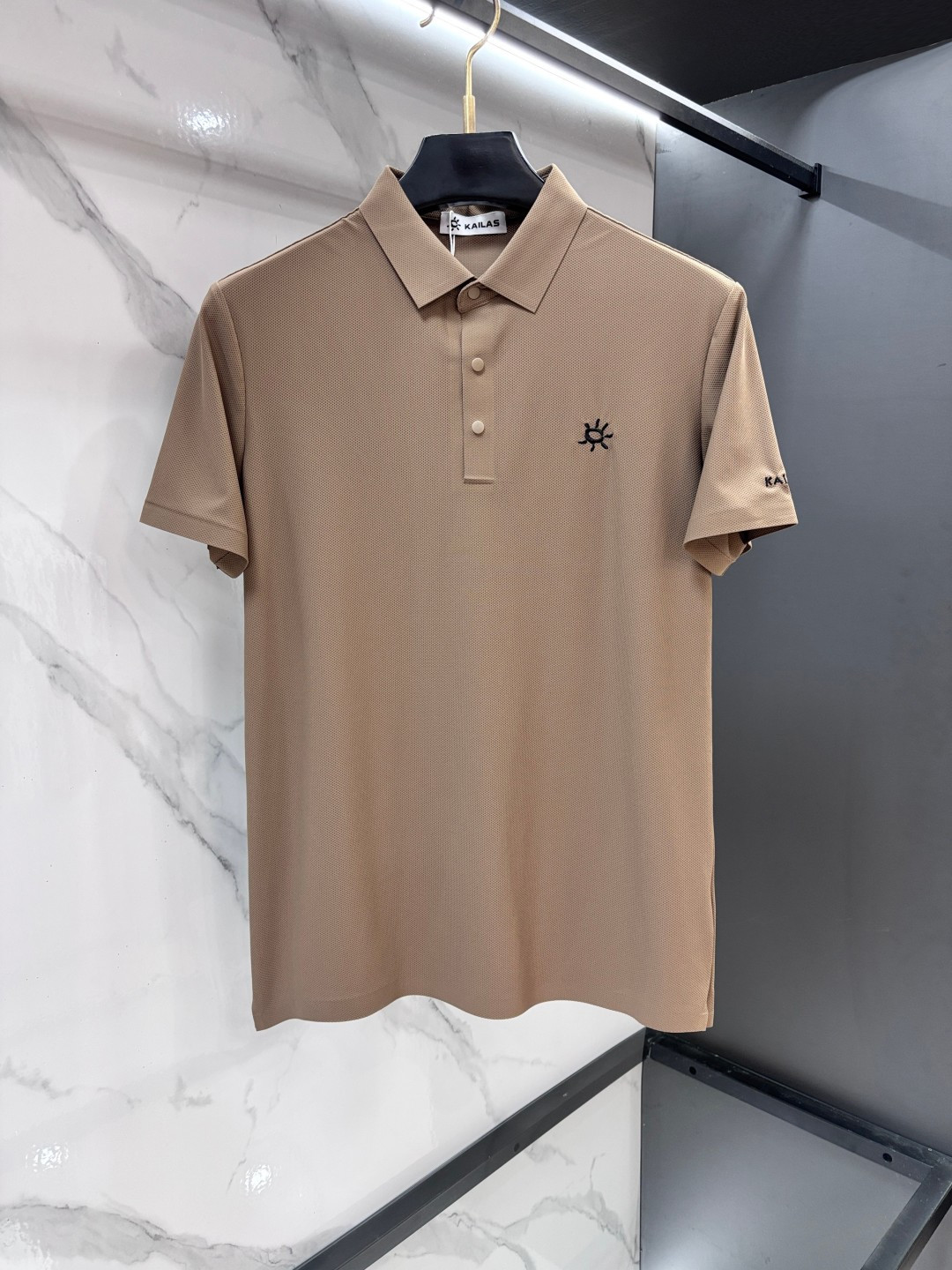 NO:875172,Kailer Stone 2026ss new summer product, men's no-iron anti-quick-drying business short-sleeved POLO shirt, rarely available through trading company channels, ahead of GW sales!  Lujia's summer show item, unique texture!  The fabric is silky and shiny, no-iron, anti-wrinkle and full of drape. No matter how you ravage it, it will remain as smooth as ever!  The fabric is made from custom-made imported polyester fiber fabrics. The fabric is wrinkle-resistant, lightweight and easy to care for. It feels light, silky and delicate. It has excellent breathability, moisture absorption and quick-drying properties. The upper body has a cooling effect. It is definitely the best choice for your summer wardrobe. If you get the actual product, you will definitely have an endless desire to repurchase!  The exquisite and smooth hemming and routing technology can withstand the harsh scrutiny and severe test of the masses. The first-class tailoring with basic fit makes the upper body three-dimensional and tall, handsome and charming!  …………………………………………………… SizeM-XXXXl,,louis vuitton,louis vuitton,T-shirt,19860909凯乐石 2026ss夏季新品,男士免烫抗速干商务短袖POLO衫,贸易公司渠道稀出,领先GW发售！驴家夏季秀款单品,独特纹理！面料丝滑冰感有光泽,免烫抗皱垂感十足,不论你如何蹂躏都会顺滑如初！ 面料精选客供定制进口聚酯纤维面料制成,面料抗皱轻盈好打理,手感轻薄丝滑细腻,拥有着极佳的透气吸湿速干性能,上身自带降温功效,绝对是夏日衣橱中不二之选,实物到手绝对会让你有无限回购的渴望！精湛平顺的包边走线工艺,经得起群众苛刻的目光审视及严峻考验,基础合体的一流版型裁剪,上身立体挺拔,帅气迷人！…………………………………………………… SizeM-XXXXl,,louis vuitton,louis vuitton,T-shirt,,Men's clothing