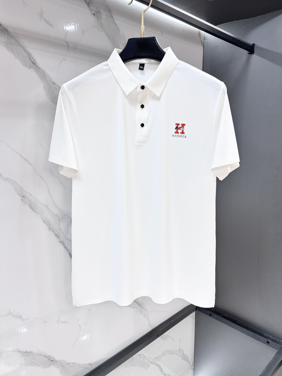NO:875132,Hermès 2026ss new summer product, men's no-iron anti-quick-drying business short-sleeved POLO shirt, rarely available through trading company channels, ahead of GW sales!  Lujia's summer show item, unique texture!  The fabric is silky and shiny, no-iron, anti-wrinkle and full of drape. No matter how you ravage it, it will remain as smooth as ever!  The fabric is made from custom-made imported polyester fiber fabrics. The fabric is wrinkle-resistant, lightweight and easy to care for. It feels light, silky and delicate. It has excellent breathability, moisture absorption and quick-drying properties. The upper body has a cooling effect. It is definitely the best choice for your summer wardrobe. If you get the actual product, you will definitely have an endless desire to repurchase!  The exquisite and smooth hemming and routing technology can withstand the harsh scrutiny and severe test of the masses. The first-class tailoring with basic fit makes the upper body three-dimensional and tall, handsome and charming!  …………………………………………………… SizeM-XXXXl,,hermes,louis vuitton,louis vuitton,T-shirt,19860909爱马仕 2026ss夏季新品,男士免烫抗速干商务短袖POLO衫,贸易公司渠道稀出,领先GW发售！驴家夏季秀款单品,独特纹理！面料丝滑冰感有光泽,免烫抗皱垂感十足,不论你如何蹂躏都会顺滑如初！ 面料精选客供定制进口聚酯纤维面料制成,面料抗皱轻盈好打理,手感轻薄丝滑细腻,拥有着极佳的透气吸湿速干性能,上身自带降温功效,绝对是夏日衣橱中不二之选,实物到手绝对会让你有无限回购的渴望！精湛平顺的包边走线工艺,经得起群众苛刻的目光审视及严峻考验,基础合体的一流版型裁剪,上身立体挺拔,帅气迷人！…………………………………………………… SizeM-XXXXl,,hermes,louis vuitton,louis vuitton,T-shirt,,Men's clothing