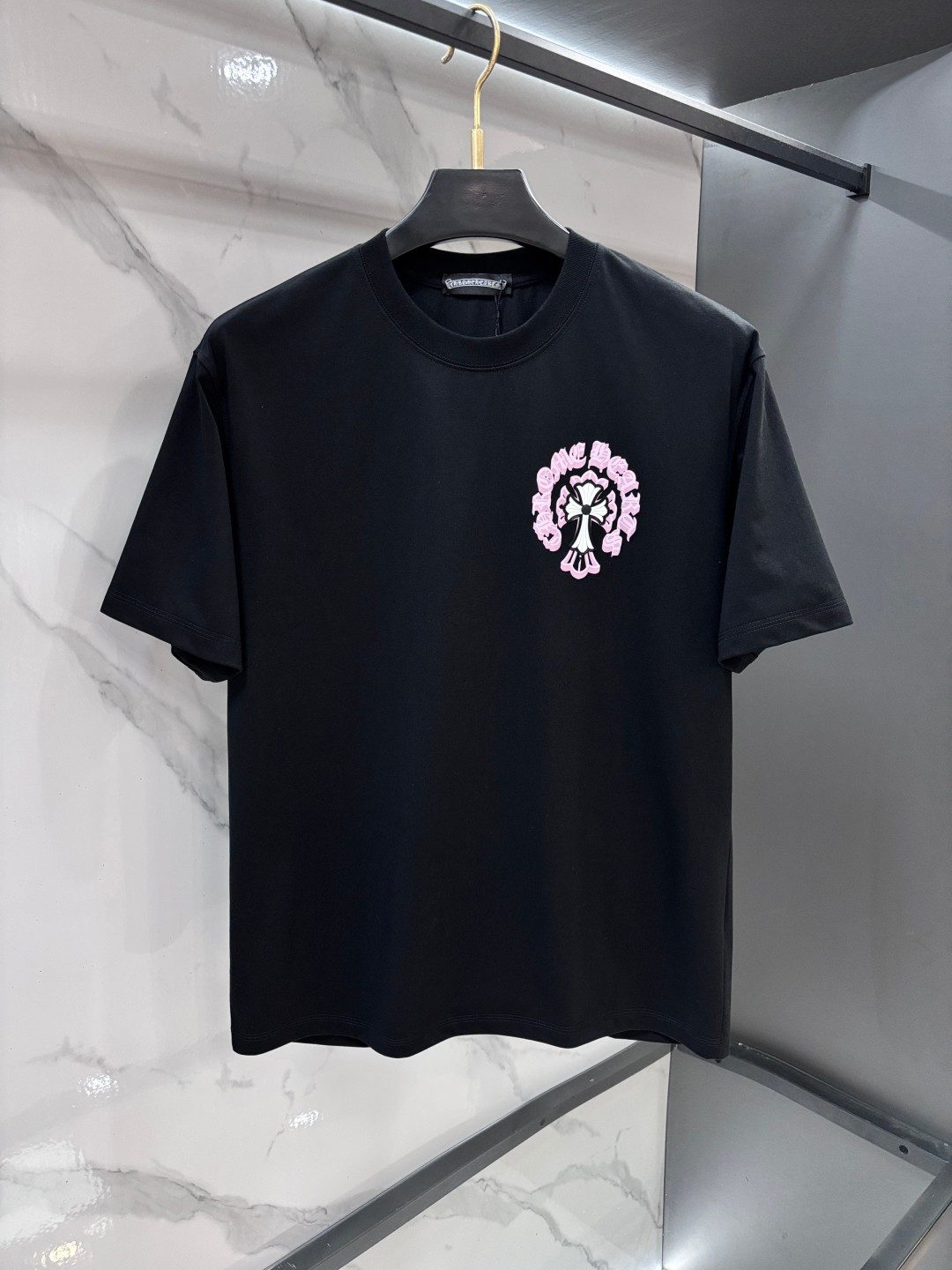 NO:875163,Croxin 26SS new spring and summer short-sleeved version. The highest version is customized with high-end pure cotton fabric. Simple and fashionable style, the color is super beautiful!  Classic logo design, simple and elegant style!  Full of high-end sense, can be worn in all seasons. Simple European style, simple and elegant, fashionable and versatile!  ……………………………………………………………… SizeS-XXL,,chrome hearts,T-shirt,19860909克罗心 26SS新款春夏短袖 最高版本客供定制高端纯棉面料 简单时尚款,配色超级好看！经典logo的设计 简单大方的款式！满满的高级感,四季可穿.简欧风格,简洁大气时尚百搭！…………………………………………………… SizeS-XXL,,chrome hearts,T-shirt,,Men's clothing