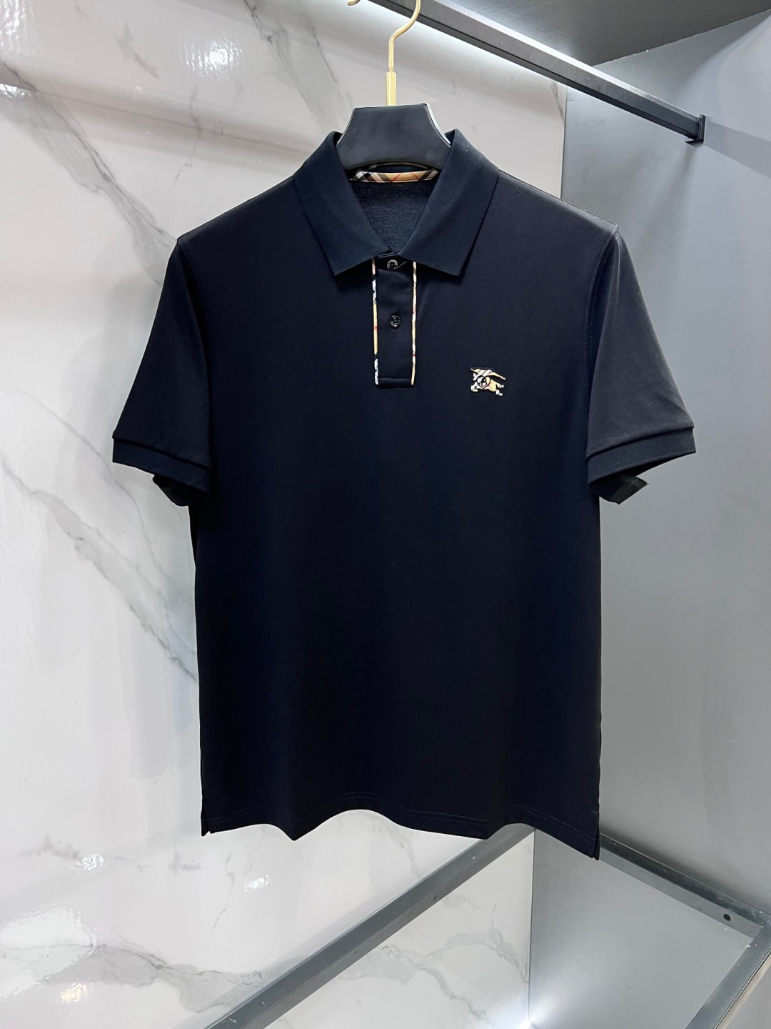 NO:875117,Burberry 2026ss summer counter new men's lapel polo shirt!  The ceiling-level business men's style of high-end men's clothing!  Simple and fashionable yet elegant, it looks great when worn alone, and quality control/details control can be taken away with your eyes closed. It is low-key, luxurious and connotative!  The custom-woven mesh pique cotton fabric supplied by the customer is carefully made. The mesh texture is evenly arranged on the surface of the fabric. It has excellent breathability and heat dissipation and perspiration. The upper body comfort is completely better than ordinary single-sided jersey tissue!  The classic brand LOGO on the chest is made with top-notch craftsmanship. The LOGO is three-dimensional, clear and full, and has extraordinary texture. Whether it is worn as an inner layer or worn alone, it is a classic product!  The exquisite tailoring process, every detail is handled very standard and delicately, which cannot be compared with other low-end products on the market. It is a must-have basic and versatile Polo shirt for men!  ……………………………………………………………… SizeM-XXXL,,burberry,19860909巴宝莉 2026ss夏季专柜新款男士翻领Polo衫！高端男装的天花板级别的商务男款！简约时尚大气不失优雅,单穿内搭体面过人,品质控/细节控的闭眼带走,低调又奢华有内涵！客供定织网眼珠地棉布精心制成,面料表面排列均匀整齐的网眼纹理,透气性和散热排汗性极佳,上身舒适程度完全优于普通单面汗布组织！胸前经典的品牌LOGO标识,采用顶级工艺打造,LOGO立体清晰饱满,质感非凡的特质,无论是内搭还是单穿都是一款经典领域的产品！精妙绝伦的裁剪工艺,每一个细节处理的非常标准细腻,非市面一般LOW货可以媲美的,男士必入基础百搭款Polo衫推荐！…………………………………………………… SizeM-XXXL,,burberry,,Men's clothing