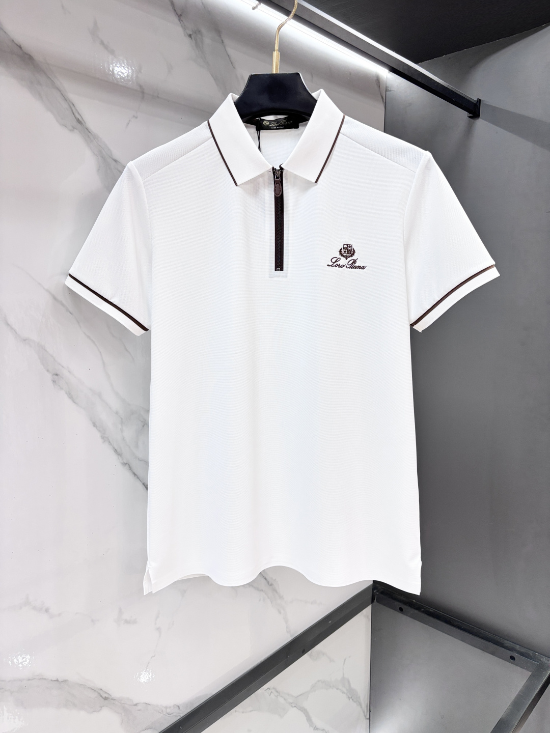 NO:875125,Lp 1956ss new summer product, men's no-iron anti-quick-drying business short-sleeved POLO shirt, rarely available through trading company channels, ahead of GW sales!  Lujia's summer show item, unique texture!  The fabric is silky and shiny, no-iron, anti-wrinkle and full of drape. No matter how you ravage it, it will remain as smooth as ever!  The fabric is made from custom-made imported polyester fiber fabrics. The fabric is wrinkle-resistant, lightweight and easy to care for. It feels light, silky and delicate. It has excellent breathability, moisture absorption and quick-drying properties. The upper body has a cooling effect. It is definitely the best choice for your summer wardrobe. If you get the actual product, you will definitely have an endless desire to repurchase!  The exquisite and smooth hemming and routing technology can withstand the harsh scrutiny and severe test of the masses. The first-class tailoring with basic fit makes the upper body three-dimensional and tall, handsome and charming!  …………………………………………… SizeM-XXXXl,,louis vuitton,loro piana,louis vuitton,T-shirt,19860909Lp 1956ss夏季新品,男士免烫抗速干商务短袖POLO衫,贸易公司渠道稀出,领先GW发售！驴家夏季秀款单品,独特纹理！面料丝滑冰感有光泽,免烫抗皱垂感十足,不论你如何蹂躏都会顺滑如初！ 面料精选客供定制进口聚酯纤维面料制成,面料抗皱轻盈好打理,手感轻薄丝滑细腻,拥有着极佳的透气吸湿速干性能,上身自带降温功效,绝对是夏日衣橱中不二之选,实物到手绝对会让你有无限回购的渴望！精湛平顺的包边走线工艺,经得起群众苛刻的目光审视及严峻考验,基础合体的一流版型裁剪,上身立体挺拔,帅气迷人！…………………………………………………… SizeM-XXXXl,,louis vuitton,loro piana,louis vuitton,T-shirt,,Men's clothing