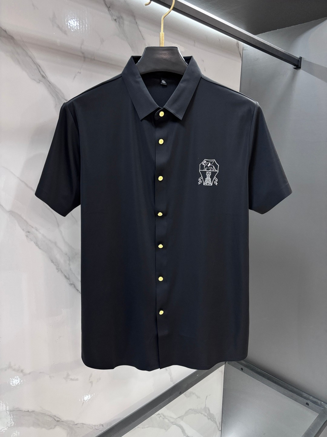 NO:909891,BC 2026ss new lapel short-sleeved shirt, customized top-notch cool nylon seamless shirt!  Designed with heavy craftsmanship, embellished with logos of fashionable big-name elements, the upper body has a great shape, and the fabric is fine, comfortable and breathable. It looks great with any combination and is a must-have for fashionable men!  ……………………………………………………………… SizeM-XXXL,,shirts,T-shirt,19860909BC 2026ss新款翻领短袖衬衫,定制顶级冰爽锦氨无痕衬衫！重工艺设计,时尚大牌元素logo点缀,上身版型超赞,面料细腻舒适透气,随意搭配都超级好看时尚型男必备款哦！…………………………………………………… SizeM-XXXL,,shirts,T-shirt,,Men's clothing