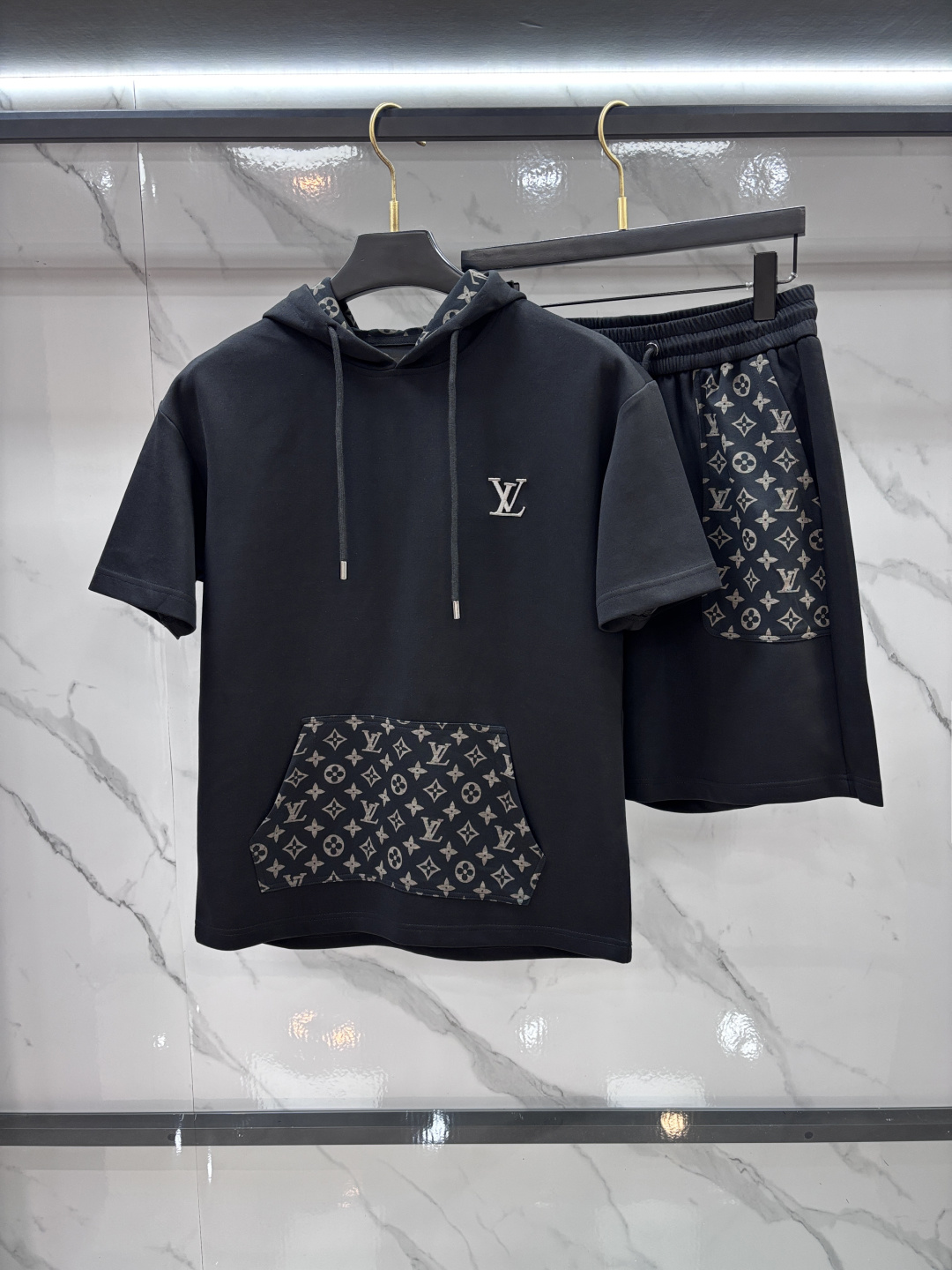 NO:916316,Lv 2026 spring and summer latest style, same style for men and women, classic design short-sleeved T-shirt shorts suit, slightly expanded version, customized air layer fabric, soft to the touch, comfortable to wear, fine workmanship. The upper body effect is invincible and handsome.……………………………………………………………… SizeM-XXXL,, louis vuitton, shorts, T-shirt, tees, t-shirt,19860909Lv 2026春夏最新款,男女同款,经典设计短袖T恤短裤套装,微扩版型,定制空气层面料,手感柔软,穿着舒适,做工精细.上身效果无敌帅气.………………………………………………… SizeM-XXXL,,louis vuitton,shorts,T-shirt,tees，t-shirt,,Men's clothing