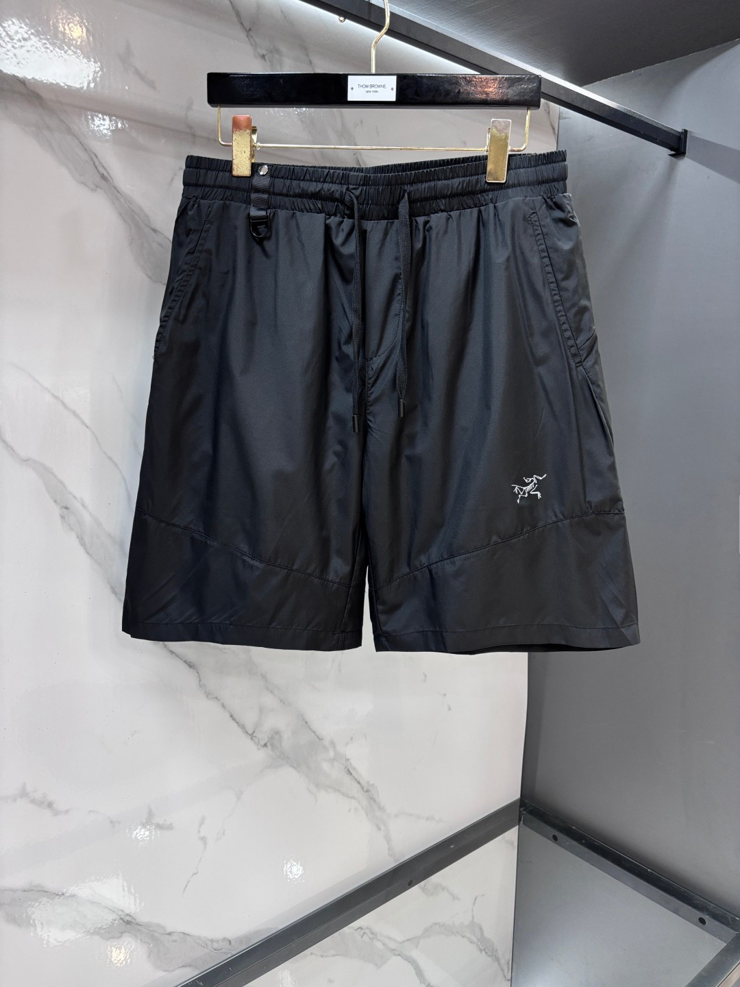 NO:912553,Archaeopteryx  2026SS Summer Classic Thin and Quick-Drying Nylon Drawstring Men's Beach Shorts #The pants are made of imported nylon. The material is breathable, moisture-wicking, and not easy to pack and deform after long-term wear. It has good wrinkle resistance and tear resistance, and the fabric is also very practical and functional in summer. Quick-drying  The fabrics create different textures and textures, and also present a different sense of light than the past. The classic British plaid is also very personalized and fashionable. Of course, the recognition is naturally low-key, versatile and not picky. It can be used for casual fashion and sports.…………………………………………  Sizem-xxxl,arc'teryx,shorts,19860909始祖鸟 2026SS夏季经典轻薄速干尼龙抽绳男士沙滩短裤#该裤装取材于进口尼龙,材质透气吸湿排汗,久穿也不易起包变形,拥有良好的抗皱性,防撕裂性能,并且面料也是夏季非常实用的功能性速干面料,营造出不同纹理跟质感,也呈现出不同于以往常规的光感来,经典英伦格纹也非常的个性时尚,当然辨识度自然也是低调百搭不挑人,休闲时尚运动皆可.……………………………………………… Sizem-xxxl,arc'teryx,shorts,,Men's clothing