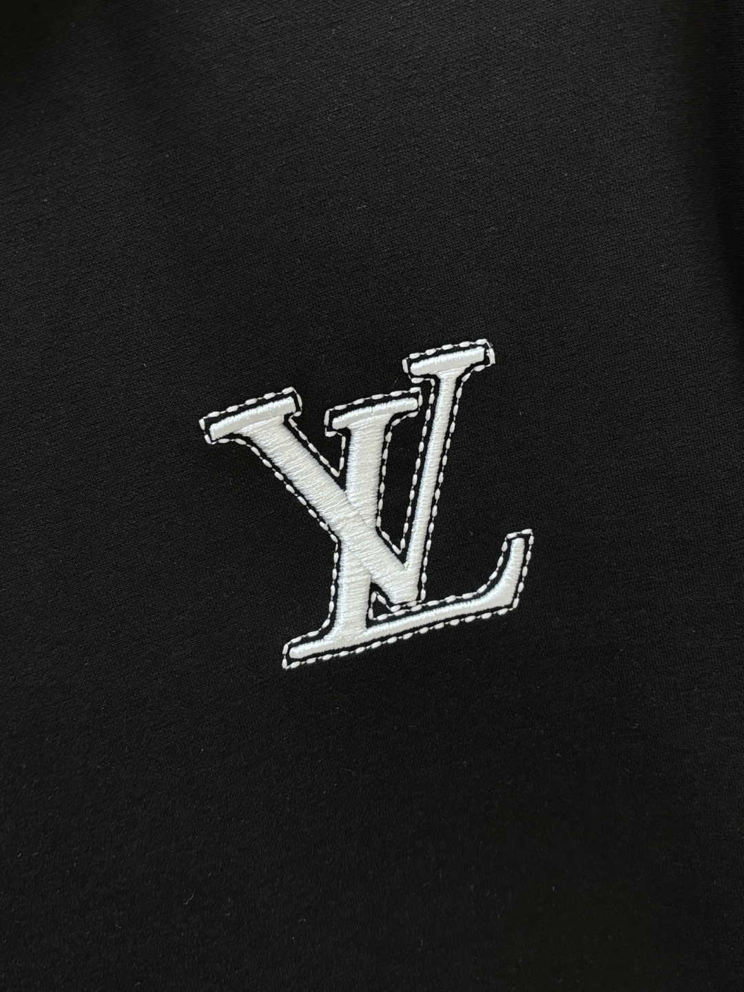 Lv 2026春夏最新款，男女同款，经典设计短袖T恤短裤套装，微扩版型，定制空气层面料，手感柔软，穿着舒