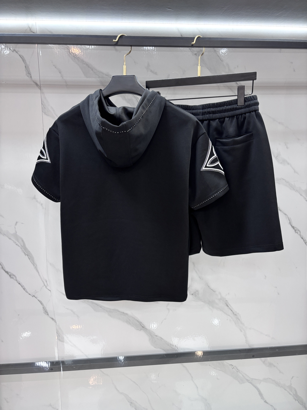 Lv 2026春夏最新款，男女同款，经典设计短袖T恤短裤套装，微扩版型，定制空气层面料，手感柔软，穿着舒