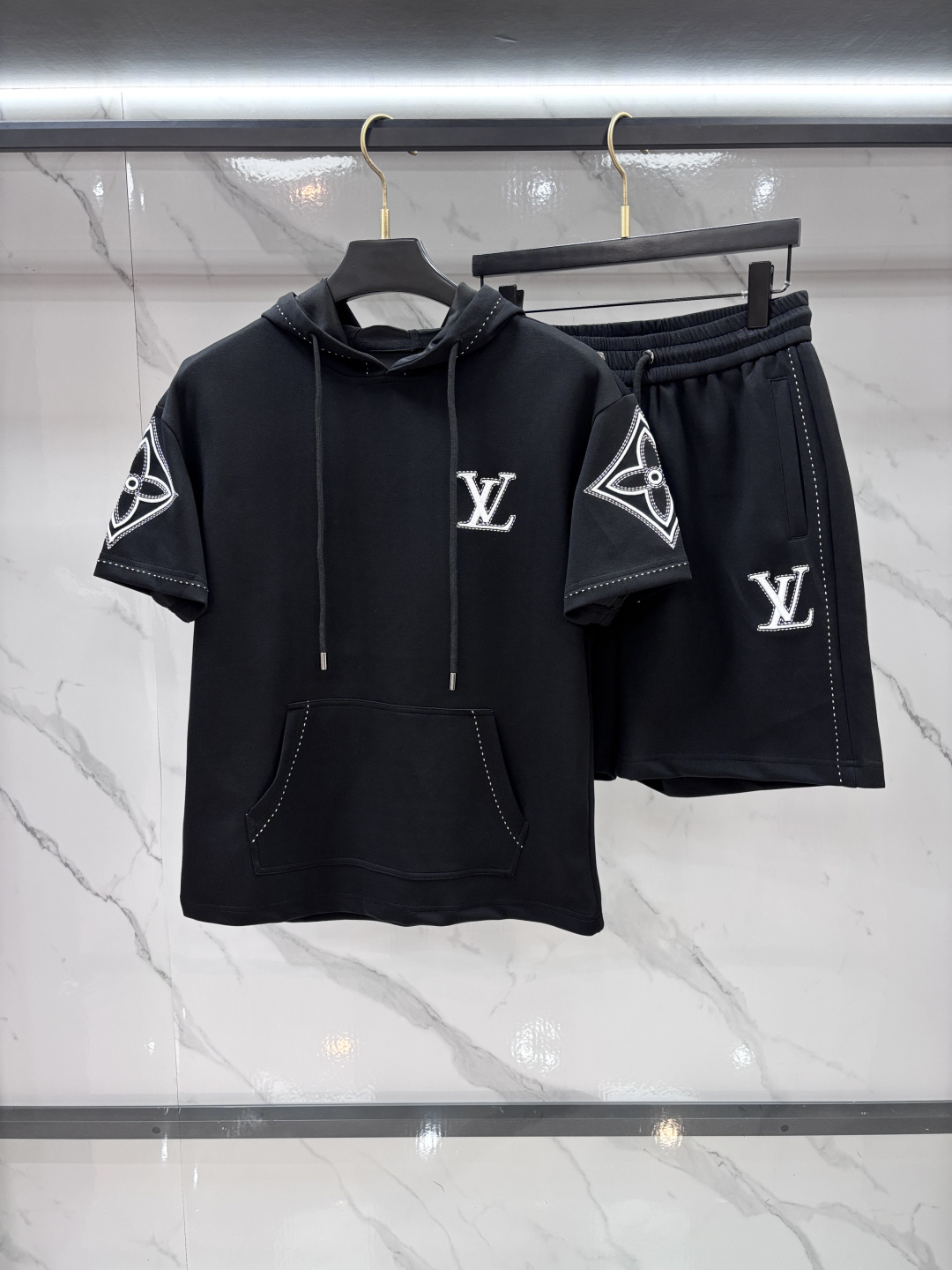 Lv 2026春夏最新款，男女同款，经典设计短袖T恤短裤套装，微扩版型，定制空气层面料，手感柔软，穿着舒
