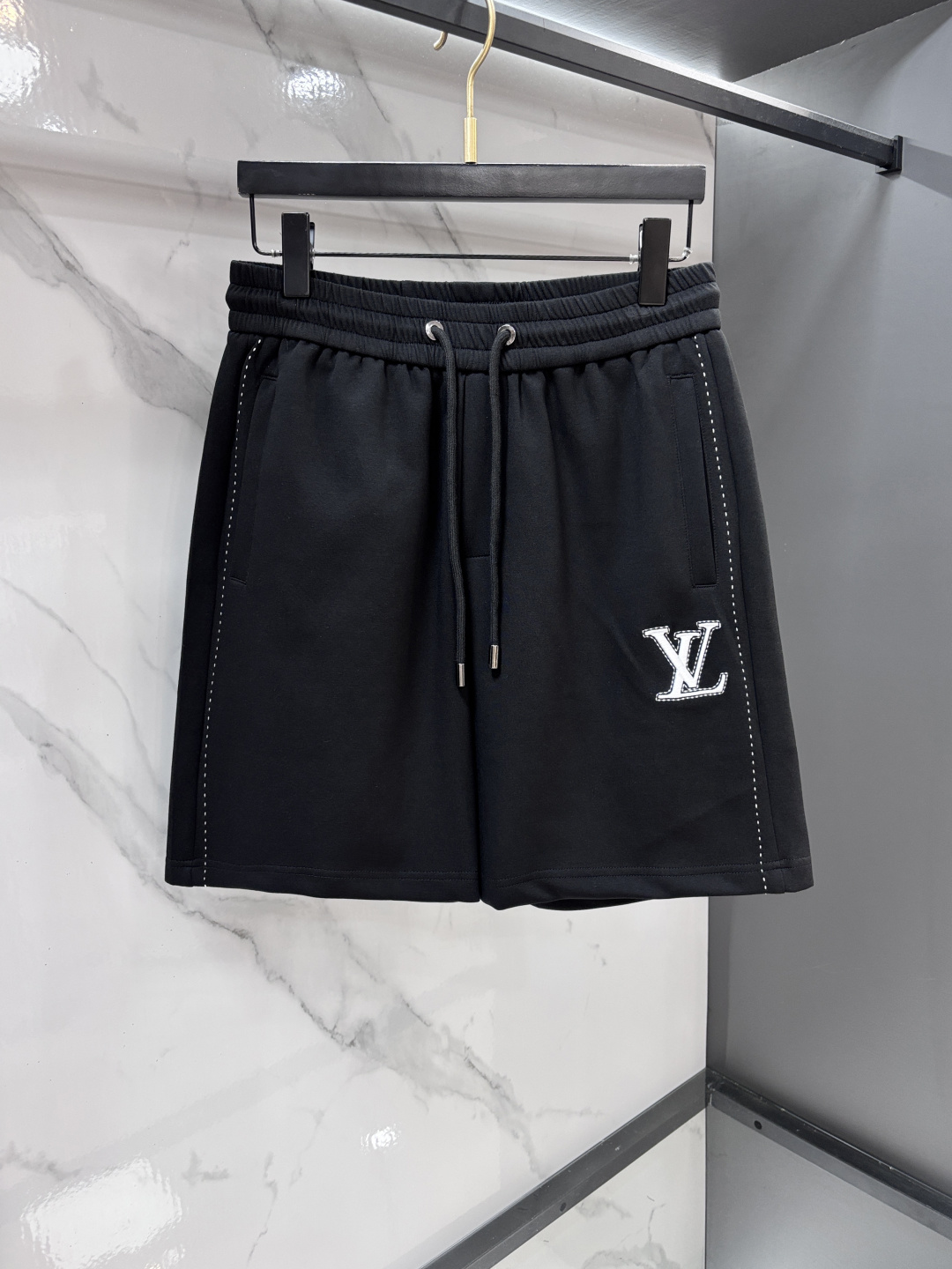Lv 2026春夏最新款，男女同款，经典设计短袖T恤短裤套装，微扩版型，定制空气层面料，手感柔软，穿着舒