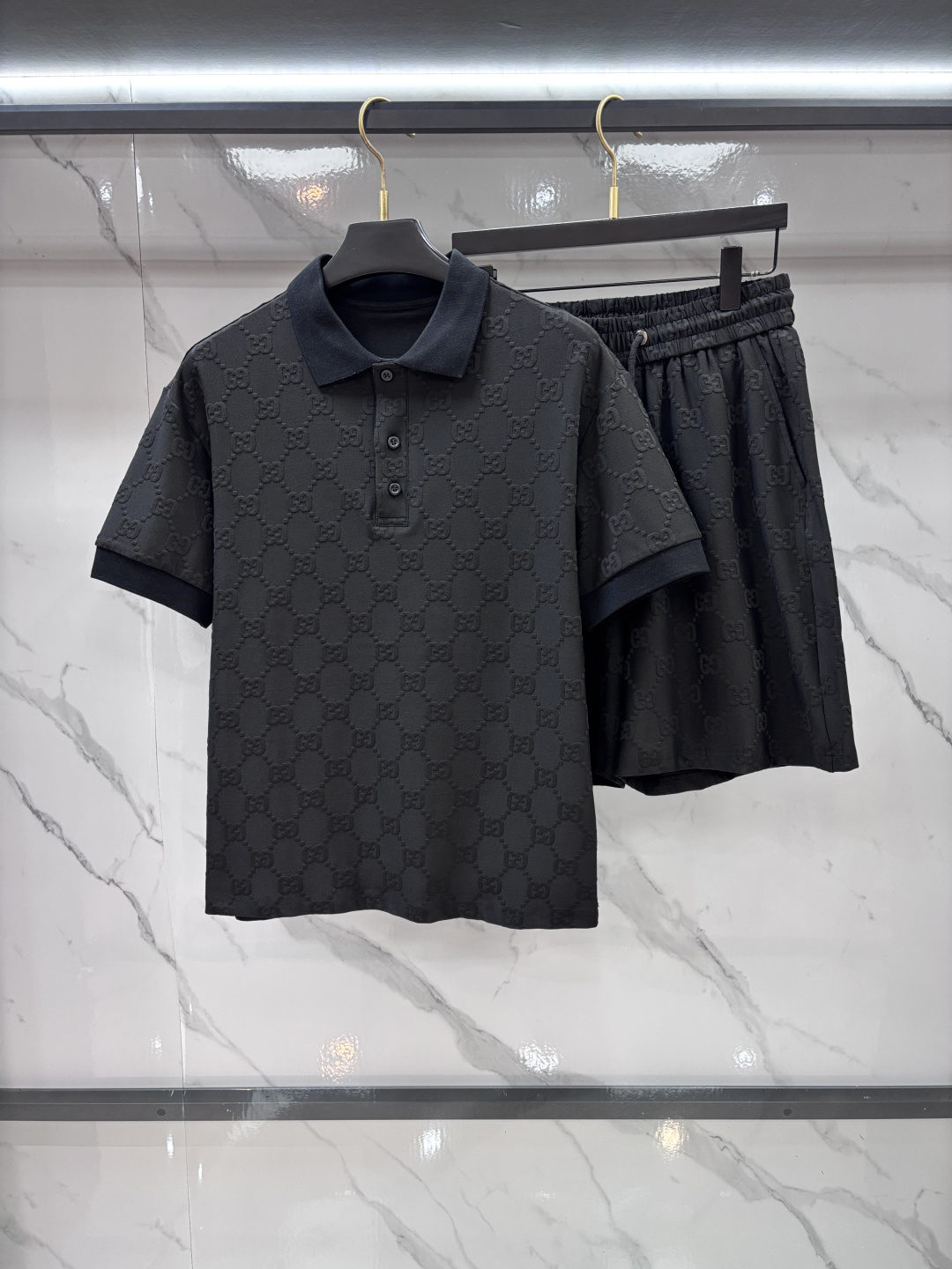 NO:916313,Gucci 2026 spring and summer latest style, same style for men and women, classic design short-sleeved T-shirt shorts suit, slightly expanded version, customized air layer fabric, soft to the touch, comfortable to wear, fine workmanship. The upper body effect is invincible and handsome.……………………………………………………………… SizeM-XXXL,,gucci,shorts,T-shirt,tees,t-shirt,19860909Gucci 2026春夏最新款,男女同款,经典设计短袖T恤短裤套装,微扩版型,定制空气层面料,手感柔软,穿着舒适,做工精细.上身效果无敌帅气.………………………………………………… SizeM-XXXL,,gucci,shorts,T-shirt,tees，t-shirt,,Men's clothing