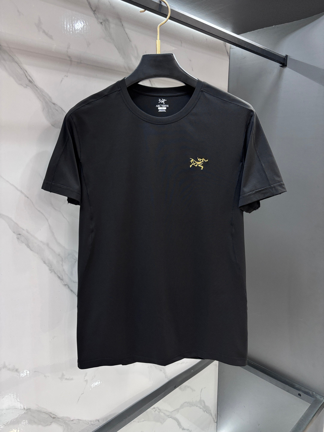NO:915323,Arc'teryx's best-selling short-sleeved T-shirt at the counter is made of outdoor functional quick-drying fabrics and has a three-dimensional cutting design. It has composite kinesiology. It is comfortable and breathable to wear, and is suitable for daily use or outdoor use. It has a classic logo graphic on the chest, which is very recognizable. It is a basic and versatile style that can be easily used whether commuting or light outdoor use. It is a must-have item in the wardrobe!  All three standards!  ……………………………………………………………… SizeM-XXL,arc’teryx,T-shirt,tees,t-shirt,19860909始祖鸟 专柜热销款短袖T恤 采用户外机能速干面料,立体裁剪设计.复合运动机能学.穿着舒适透气,日常或户外都很适合.胸前有经典logo图形 超有辨识度.基础百搭款,无论通勤还是轻户外都能轻松驾驭,是衣橱必备单品！三标齐！…………………………………………………… SizeM-XXL,arc'teryx,T-shirt,tees，t-shirt,,Men's clothing
