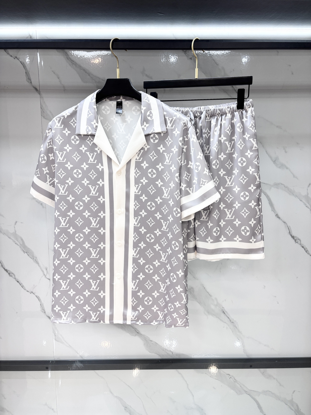NO:931294,LV high-end new couple home wear, pajamas and casual suits. Imported silk satin fabric. Hemming on the inside. Soft, cool, beautiful and comfortable. Elegant and gorgeous. It can also be used as a fashionable casual suit. It is extremely fashionable to run in the morning. It combines the sophistication of fashion. …………………………………………………… SizeM-XXXL,, louis vuitton,19860909LV 高端新品情侣款家居服,睡衣休闲套装 进口丝缎面料 内里包边 手感柔软超爽超靓超舒服 高雅华丽 有腔调 也可做时尚休闲套装 早上跑步极其时尚 融合了时尚属于风的精致 …………………………………………………… SizeM-XXXL,,louis vuitton,,Men's clothing