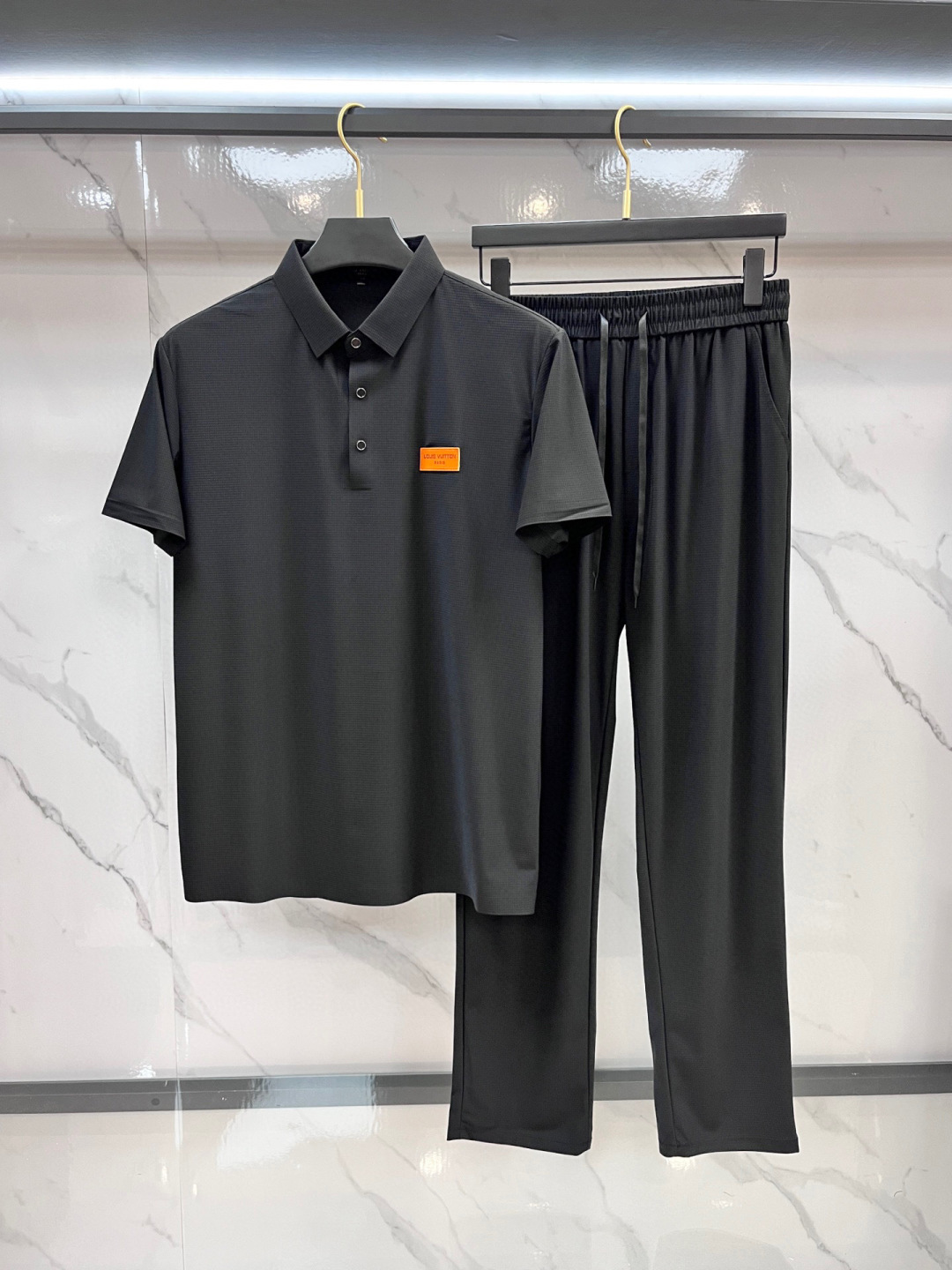 NO:947202,LV counter new suit, men's lapel short-sleeved Polo shirt, sold simultaneously at the counter, simple, fashionable and versatile, high-end quality, brand logo embroidery design on the chest, high-definition mercerized pique cotton fabric, comfortable and cool to wear, breathable, high-grade and high-quality, fashionable and casual!  Actual shooting ……………………………………………………………… SizeM-XXXL,,louis vuitton,T-shirt,19860909LV 专柜新款套装 男士翻领Polo衫短袖 柜台同步发售 简洁时尚百搭 高端品质 胸前品牌logo刺绣设计 高定丝光珠地棉面料 穿着舒适冰凉 透气 档次高很有质感 时尚又休闲！实物拍摄 …………………………………………………… SizeM-XXXL,,louis vuitton,T-shirt,,Men's clothing