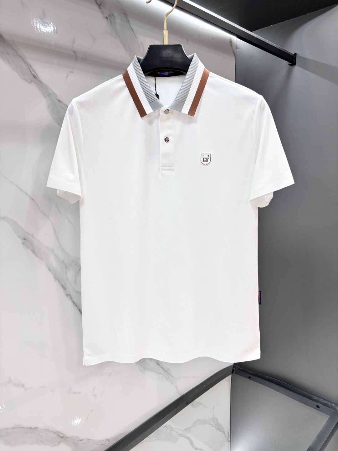 NO:947156,Lv 2026ss new summer product, men's no-iron anti-quick-drying business short-sleeved POLO shirt, rarely available through trading company channels, ahead of GW sales!  Summer show item, unique texture!  The fabric is silky and shiny, no-iron, anti-wrinkle and full of drape. No matter how you ravage it, it will remain as smooth as ever!  The fabric is made from custom-made imported polyester fiber fabrics. The fabric is wrinkle-resistant, lightweight and easy to care for. It feels light, silky and delicate. It has excellent breathability, moisture absorption and quick-drying properties. The upper body has a cooling effect. It is definitely the best choice for your summer wardrobe. If you get the actual product, you will definitely have an endless desire to repurchase!  The exquisite and smooth hemming and routing technology can withstand the harsh scrutiny and severe test of the masses. The basic and first-class tailoring makes the upper body three-dimensional and tall, handsome and charming!  …………………………………………………… SizeM-XXXXl,,louis vuitton,T-shirt,19860909Lv 2026ss夏季新品,男士免烫抗速干商务短袖POLO衫,贸易公司渠道稀出,领先GW发售！夏季秀款单品,独特纹理！面料丝滑冰感有光泽,免烫抗皱垂感十足,不论你如何蹂躏都会顺滑如初！ 面料精选客供定制进口聚酯纤维面料制成,面料抗皱轻盈好打理,手感轻薄丝滑细腻,拥有着极佳的透气吸湿速干性能,上身自带降温功效,绝对是夏日衣橱中不二之选,实物到手绝对会让你有无限回购的渴望！精湛平顺的包边走线工艺,经得起群众苛刻的目光审视及严峻考验,基础合体的一流版型裁剪,上身立体挺拔,帅气迷人！…………………………………………………… SizeM-XXXXl,,louis vuitton,T-shirt,,Men's clothing