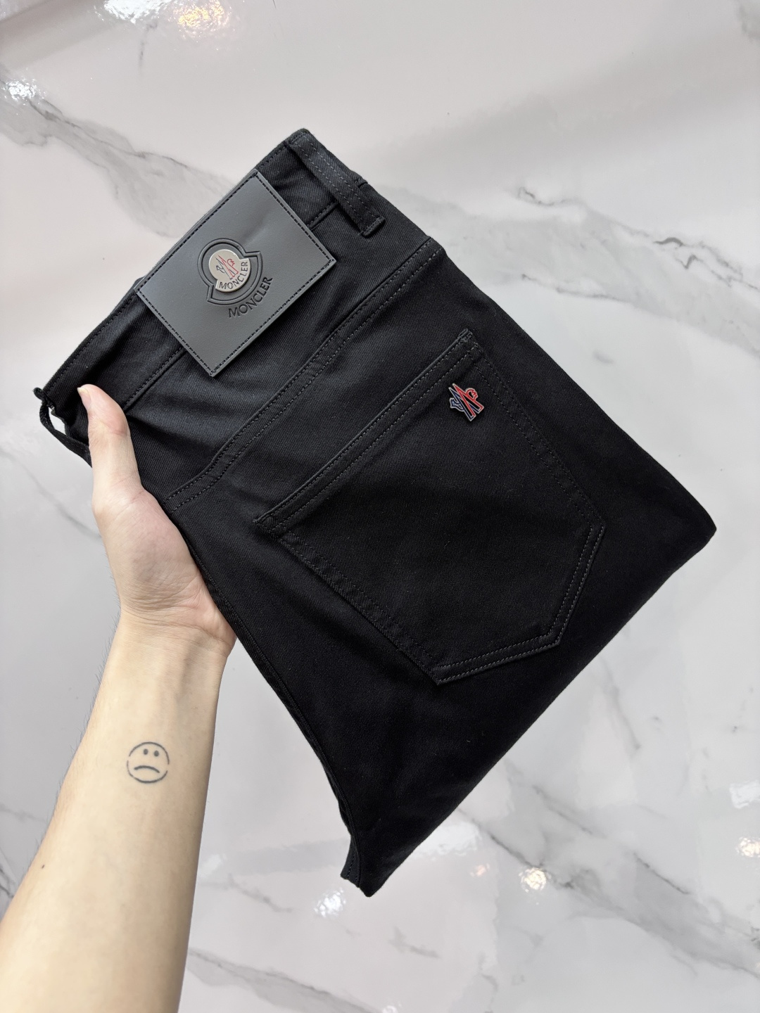 NO:917401,Mengkou, high-end customization, 2026 early autumn latest jeans, simultaneous sale at the counter, original customization, customer-supplied hardware accessories, original order quality, imported solid color denim elastic fabric, heavy washing, fine workmanship, excellent upper body!  The preferred items are complete with three standards.…………………………………………………… Size29-38,,Moncler,jeans,19860909蒙口 高端定制、2026早秋最新款牛仔裤 柜台同步发售 原版定制 客供五金辅料 原单品质 进口固色牛仔弹力面料 重工洗水 做工走线精细 上身绝佳！优选单品 三标齐全.…………………………………………………… Size29-38,,Moncler,jeans,,Men's clothing