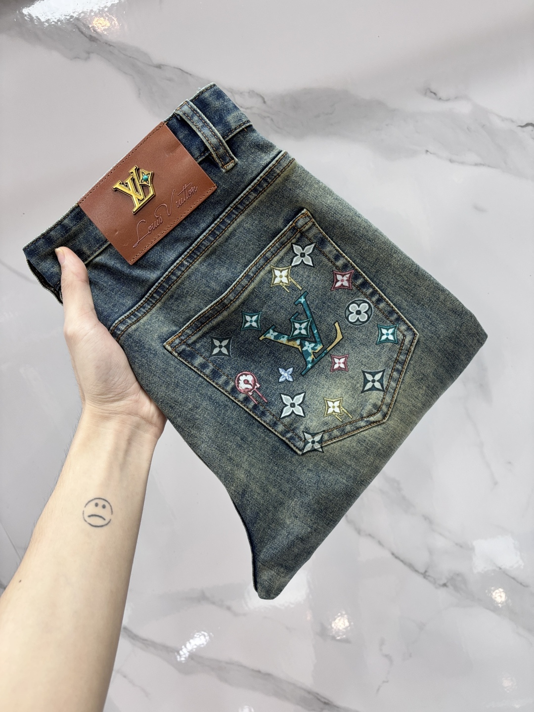 NO:917389,Lv high-end customization, 2026 early autumn latest jeans, simultaneous sale at the counter, original customization, customer-supplied hardware accessories, original order quality, imported solid-color denim elastic fabric, heavy washing, fine workmanship and routing, excellent upper body!  The preferred items are complete with three standards.…………………………………………………… Size29-38,,louis vuitton,jeans,19860909Lv 高端定制、2026早秋最新款牛仔裤 柜台同步发售 原版定制 客供五金辅料 原单品质 进口固色牛仔弹力面料 重工洗水 做工走线精细 上身绝佳！优选单品 三标齐全.…………………………………………………… Size29-38,,louis vuitton,jeans,,Men's clothing
