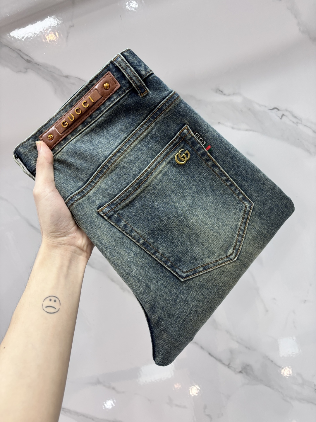 NO:917375,Gucci high-end customization, 2026 early autumn latest jeans, simultaneous sale at the counter, original customization, customer-supplied hardware accessories, original order quality, imported solid color denim elastic fabric, heavy washing, fine workmanship and fine routing, excellent upper body!  The preferred items are complete in three sizes.……………………………………………… Size29-38,,gucci,jeans,19860909Gucci 高端定制、2026早秋最新款牛仔裤 柜台同步发售 原版定制 客供五金辅料 原单品质 进口固色牛仔弹力面料 重工洗水 做工走线精细 上身绝佳！优选单品 三标齐全.…………………………………………………… Size29-38,,gucci,jeans,,Men's clothing