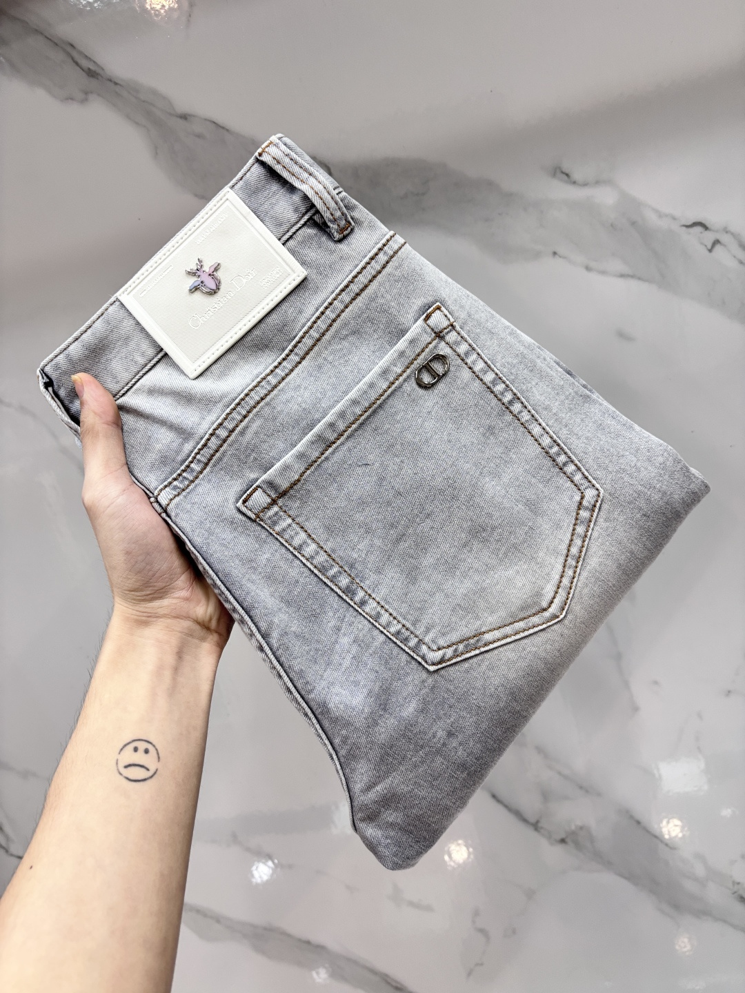 NO:917398,Dior high-end customization, 2026 early autumn latest jeans, simultaneous sale at the counter, original customization, customer-supplied hardware accessories, original order quality, imported solid-color denim elastic fabric, heavy washing, fine workmanship, excellent upper body!  The preferred items are complete in three sizes.…………………………………………………… Size29-38, dior, jeans,19860909迪奥 高端定制、2026早秋最新款牛仔裤 柜台同步发售 原版定制 客供五金辅料 原单品质 进口固色牛仔弹力面料 重工洗水 做工走线精细 上身绝佳！优选单品 三标齐全.…………………………………………………… Size29-38,,dior,jeans,,Men's clothing