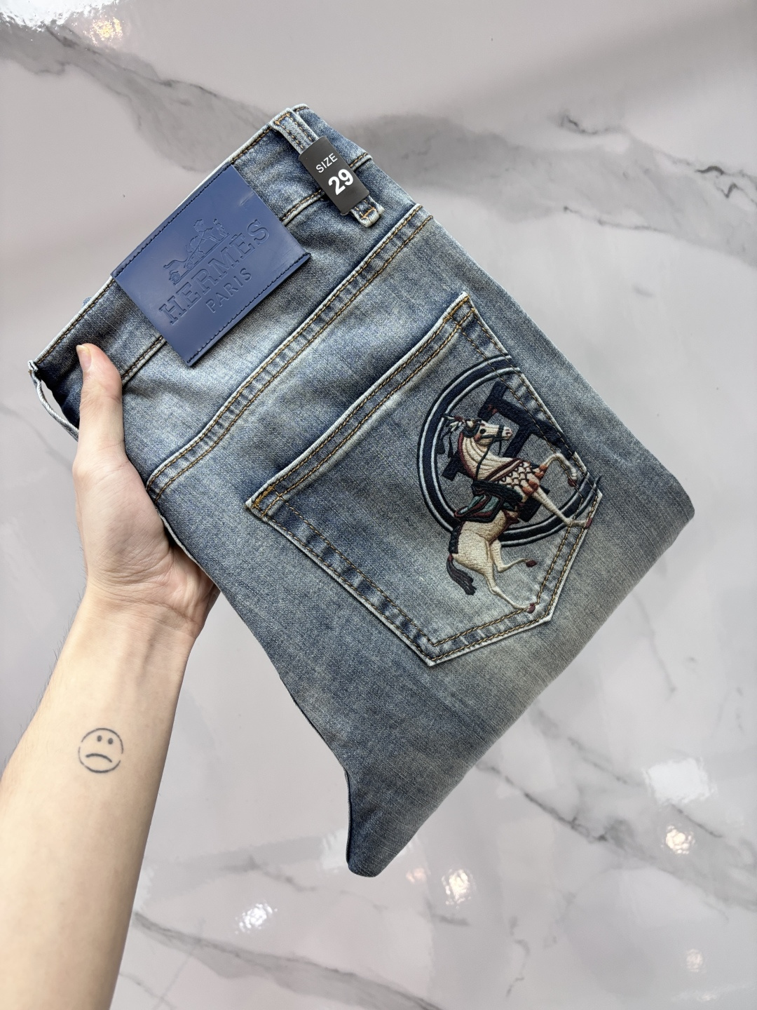 NO:917392,Hermès high-end customization, 2026 early autumn latest jeans, simultaneous sale at the counter, original customization, customer-supplied hardware accessories, original order quality, imported solid-color denim elastic fabric, heavy washing, fine workmanship, excellent upper body!  The preferred items are complete with three standards.…………………………………………………… Size29-38,,hermes,jeans,19860909爱马仕 高端定制、2026早秋最新款牛仔裤 柜台同步发售 原版定制 客供五金辅料 原单品质 进口固色牛仔弹力面料 重工洗水 做工走线精细 上身绝佳！优选单品 三标齐全.…………………………………………………… Size29-38,,hermes,jeans,,Men's clothing