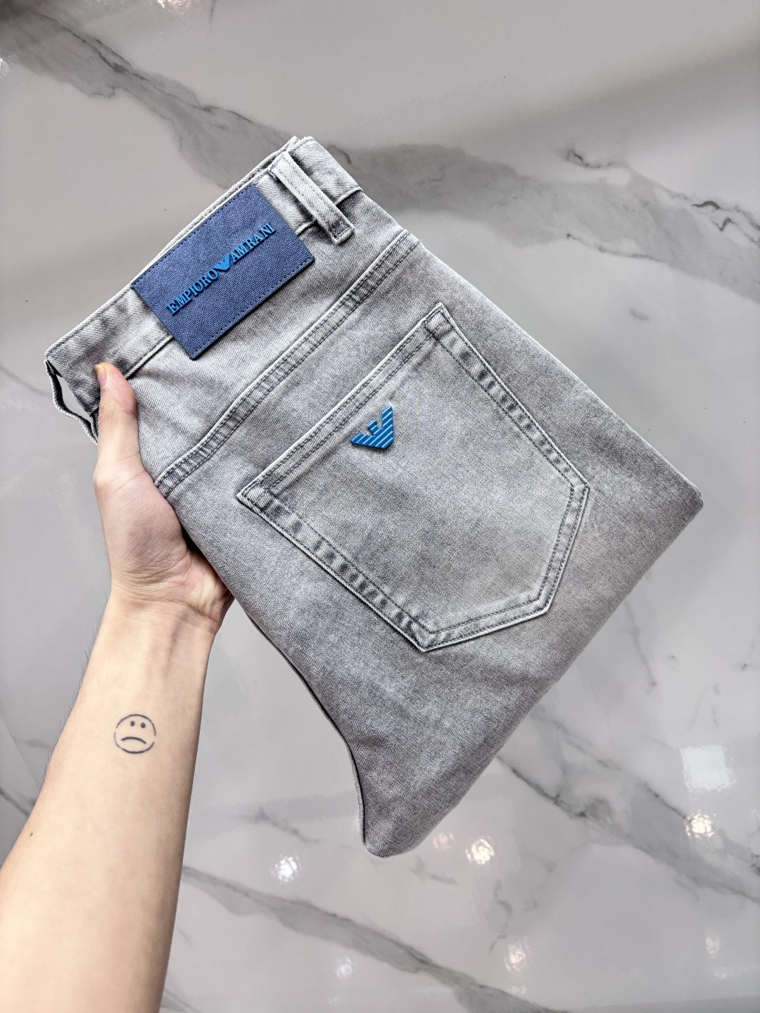 NO:917395,Armani high-end customization, 2026 early autumn latest jeans, simultaneous sale at the counter, original customization, customer-supplied hardware and accessories, original order quality, imported solid color denim elastic fabric, heavy washing, fine workmanship and routing, excellent upper body!  The preferred items are complete in three sizes.…………………………………………………… Size29-38,,armani,jeans,19860909阿玛尼 高端定制、2026早秋最新款牛仔裤 柜台同步发售 原版定制 客供五金辅料 原单品质 进口固色牛仔弹力面料 重工洗水 做工走线精细 上身绝佳！优选单品 三标齐全.…………………………………………………… Size29-38,,armani,jeans,,Men's clothing