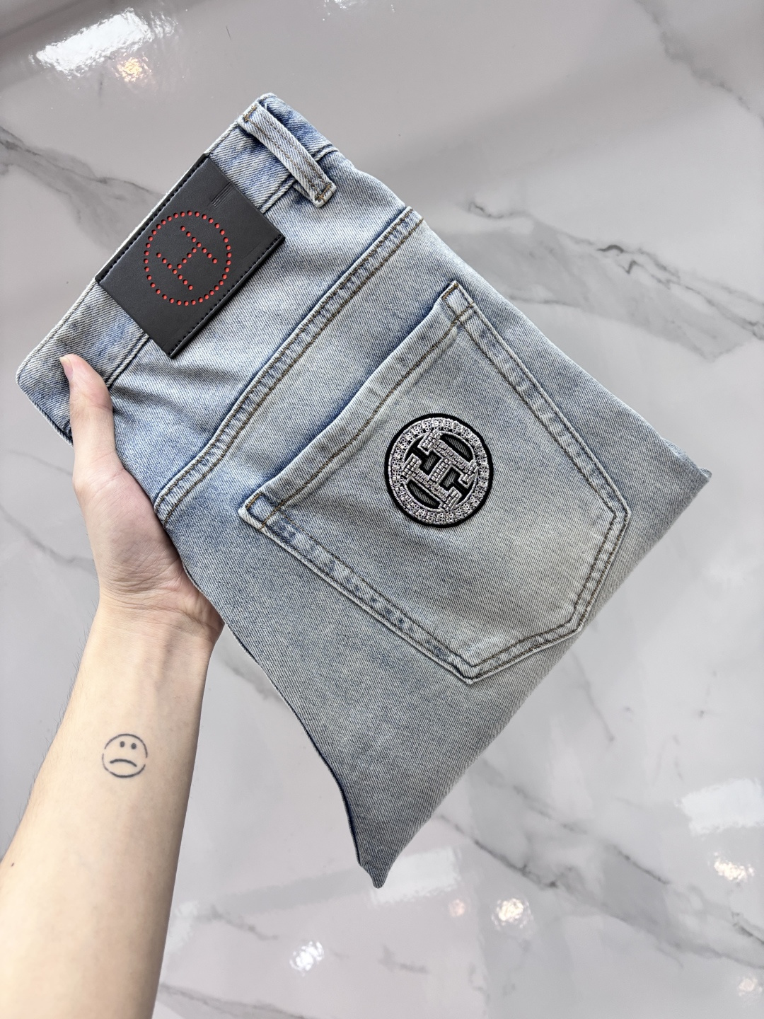 NO:927069,Hermès high-end customization, 2026 early autumn latest jeans, simultaneous sale at the counter, original customization, customer-supplied hardware accessories, original order quality, imported solid-color denim elastic fabric, heavy washing, fine workmanship, excellent upper body!  The preferred items are complete with three standards.…………………………………………………… Size29-38,,hermes,jeans,19860909爱马仕 高端定制、2026早秋最新款牛仔裤 柜台同步发售 原版定制 客供五金辅料 原单品质 进口固色牛仔弹力面料 重工洗水 做工走线精细 上身绝佳！优选单品 三标齐全.…………………………………………………… Size29-38,,hermes,jeans,,Men's clothing