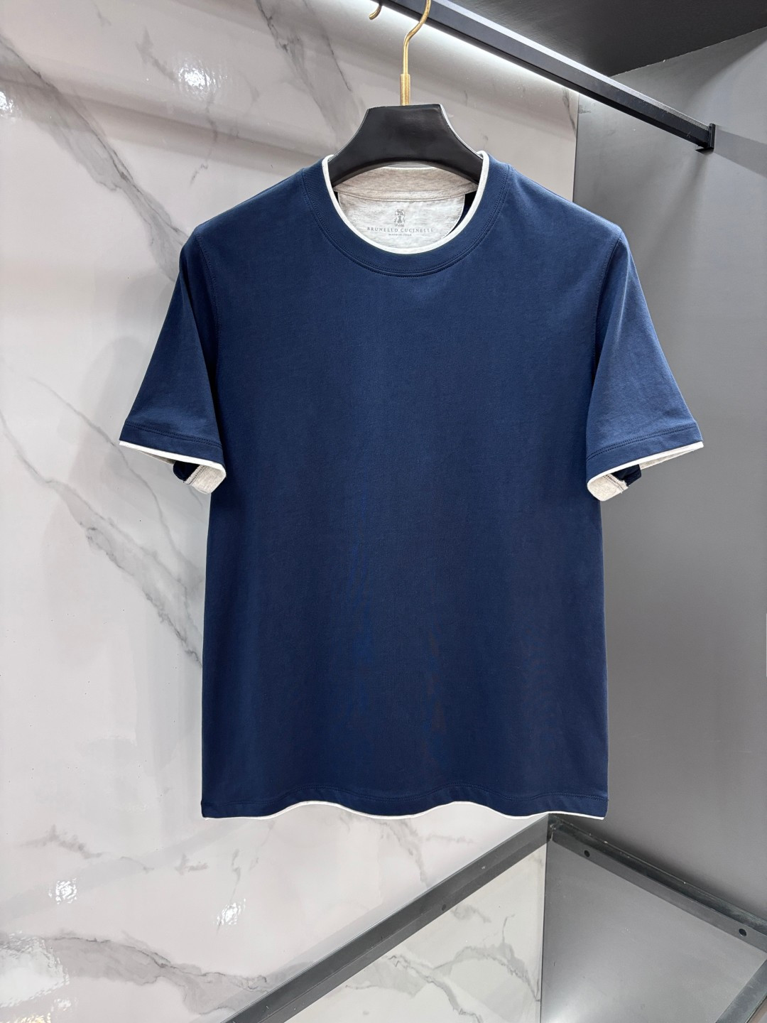 NO:915310,Bc Brunello Fake Two-Piece Embroidered Badge Round Neck Knitted T-Shirt. The fabric texture is superb. The top-grade pure cotton fabric is selected and will not easily deform after long-term wear. It can easily create a daily wearing experience that combines comfort and style. The neckline adopts double-layer fake two-piece contrasting technology, and the neat hemming lines are smooth and not soft. It not only modifies the neck line and lengthens the proportion of the neck and shoulders, but also retains the space to breathe freely. It takes into account the simple version and layered design, fully demonstrating the brand's low-key and ingenious tailoring skills.  The body is made of plain high-density knitting technology, with smooth and neat lines, and the delicate texture has a high-end texture, adding subtle recognition and high-level details to the simple body. The body is cut in a slightly loose fit, and the ratio of the shoulder line to the length has been repeatedly adjusted to make it neat, not draggy, and not tight. It is suitable for various dressing scenes, whether it is paired with trousers to create a light business style, or paired with casual pants to create a relaxed everyday feel, it can easily manage a variety of dressing needs. ……………………………………………………  SizeS-XL,,tees,t-shirt,19860909Bc 布鲁内洛假两件刺绣徽章圆领针织T恤 面料质感超棒,甄选顶级纯棉面料,久穿不易变形,轻松打造舒适与格调兼具的日常穿着体验. 领口采用双层假两件撞色工艺,利落包边线条流畅不软塌,既修饰颈部线条拉长颈肩比例,又保留穿着自在呼吸空间,兼顾简约版型与层次设计感,尽显品牌低调匠心剪裁功底. 衣身采用平纹高密度针织工艺,走线平整工整,细腻肌理自带高级质感,为简约衣身增添含蓄辨识度与高级细节感. 衣身采用合身微宽松版型剪裁,肩线与衣长比例经过反复调校,利落不拖沓不紧绷,适配各类穿搭场景,无论是搭配西裤打造轻商务风,还是搭配休闲裤演绎松弛日常感,都能轻松驾驭多元穿搭需求. …………………………………………………… SizeS-XL,,tees，t-shirt,,Men's clothing