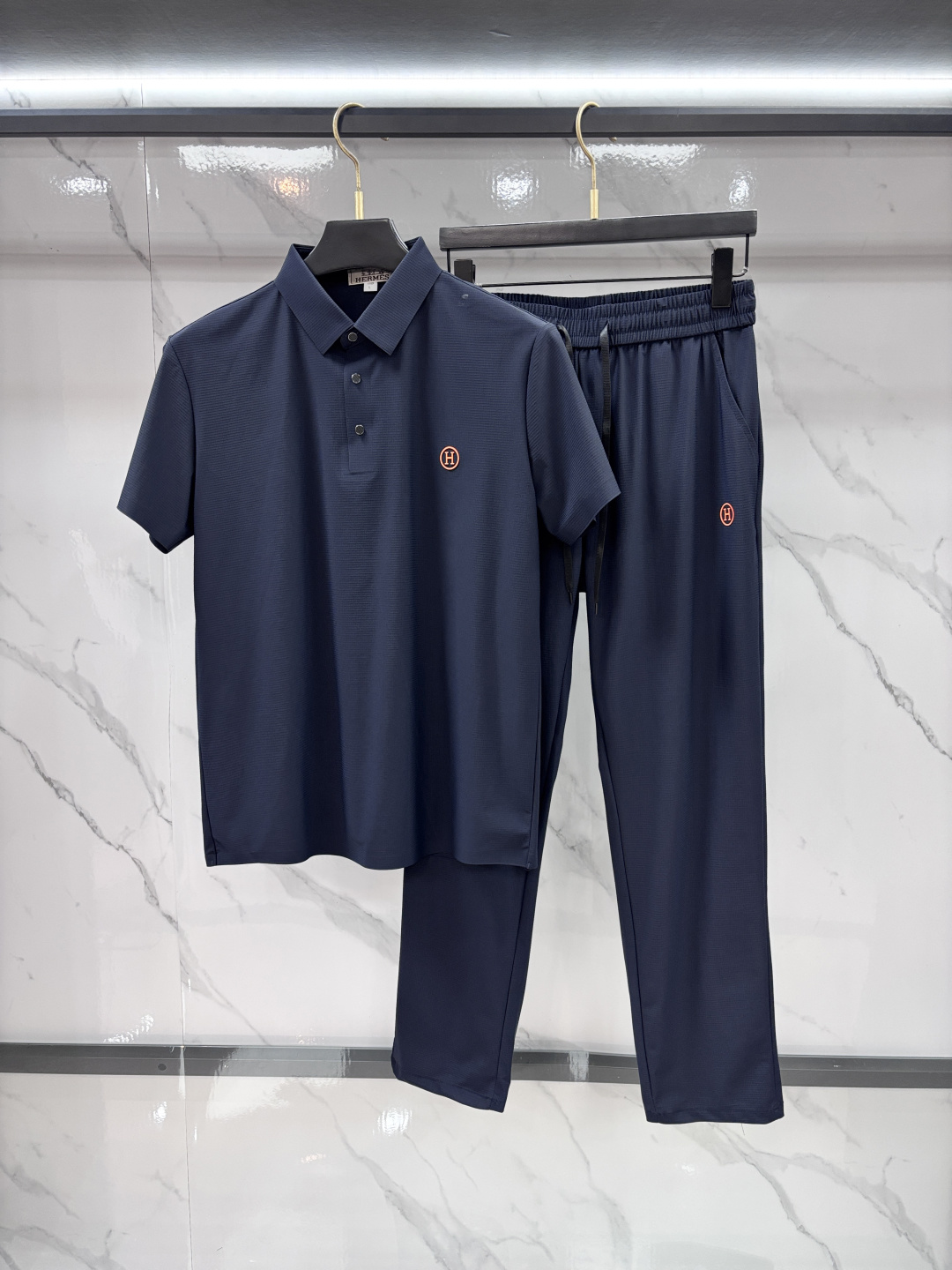 NO:912550,Hermès 2026 counter best-selling short-sleeved suit, exquisite crafts counter fabrics, fusion of top elements, classic short-sleeved 3-label complete, fashionable and casual, unparalleled in terms of upper body comfort, can be said to be a summer must-have!  ……………………………………………………………… SizeM-XXXXL,,hermes,T-shirt,19860909爱马仕 2026专柜热销款短袖套装,精致工艺专柜面料,顶级元素融合打造,经典短袖3标齐全,时尚休闲,无论是上身舒适度还是都是无可比拟的存在,可以说是夏日必备！…………………………………………………… SizeM-XXXXL,,hermes,T-shirt,,Men's clothing