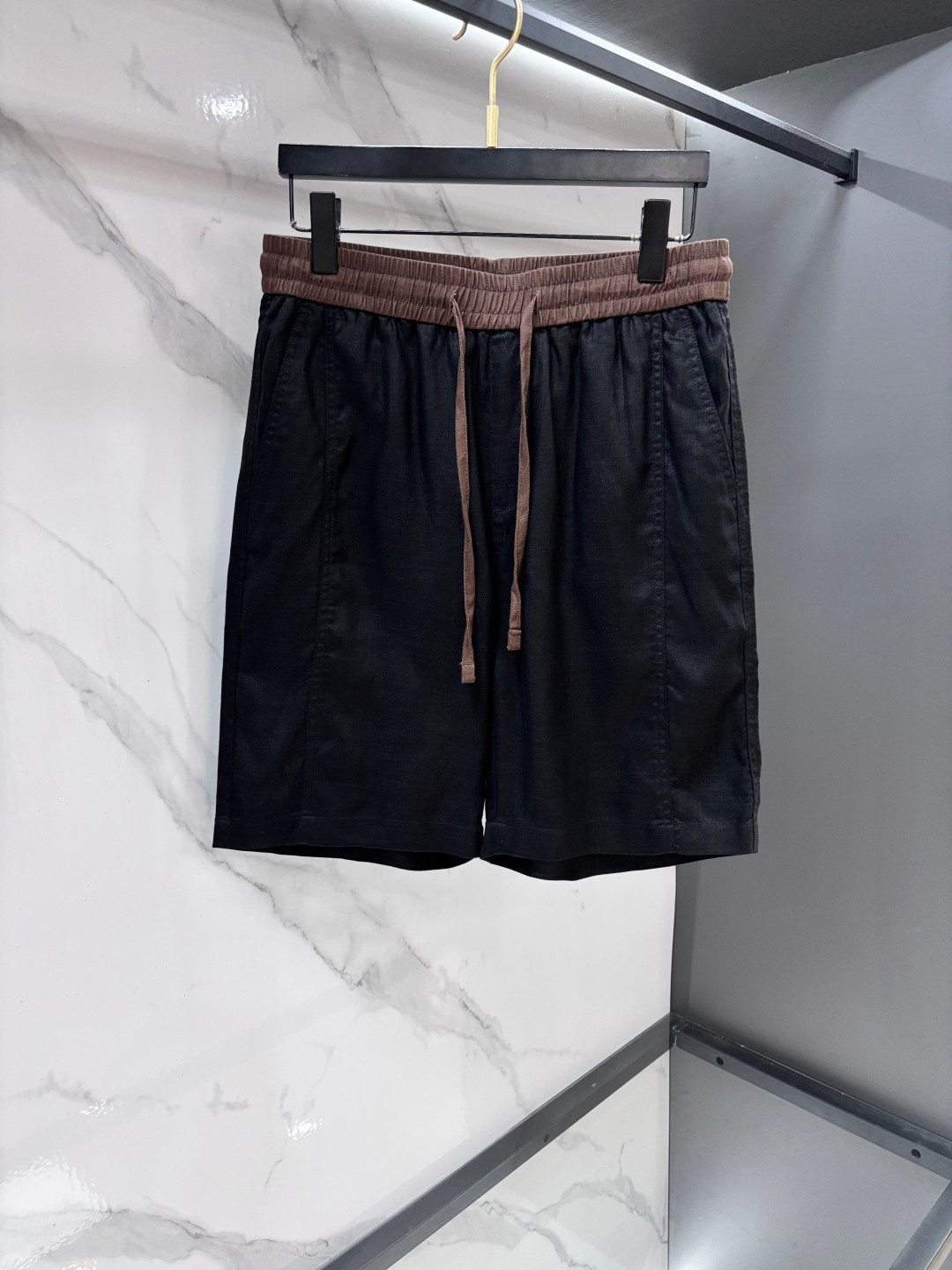NO:915324,Lv 26 summer Naples high-definition linen shorts, made of pure linen, are cool, breathable and not sweaty, so comfortable for commuting in summer~ You can easily switch between business and leisure, the neat tailoring shows your leg shape, and the high-definition texture is hidden in the details. Boys wear them, they are refreshing and stylish, suitable for various occasions. Good pants wait for no one, so grab them if you like them!  ……………………………………………………………… SizeM-XXXXL,,louis vuitton,shorts,19860909Lv 26夏季那不勒斯高定亚麻短裤,纯亚麻材质,自带凉感透气不闷汗,夏日通勤太舒服～ 商务休闲切换自如,利落剪裁显腿型,细节处藏着高定质感.男生穿它,清爽又有格调,适配各种场合.好裤不等人,喜欢就赶紧拿下！…………………………………………………… SizeM-XXXXL,,louis vuitton,shorts,,Men's clothing