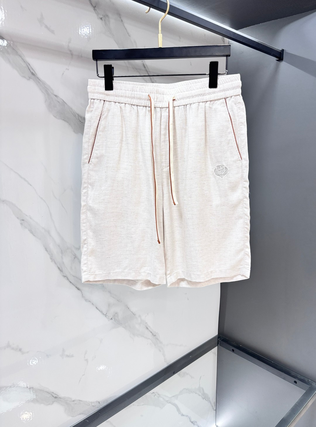 NO:931149,Lv 26 summer Naples high-definition linen shorts, made of pure linen, are cool, breathable and not sweaty, so comfortable for commuting in summer~ You can easily switch between business and leisure, the neat tailoring shows your leg shape, and the high-definition texture is hidden in the details. Boys wear them, they are refreshing and stylish, suitable for various occasions. Good pants wait for no one, so grab them if you like them!  …………………………………………………… SizeM-XXXL,,louis vuitton,shorts,19860909Lv 26夏季那不勒斯高定亚麻短裤,纯亚麻材质,自带凉感透气不闷汗,夏日通勤太舒服～ 商务休闲切换自如,利落剪裁显腿型,细节处藏着高定质感.男生穿它,清爽又有格调,适配各种场合.好裤不等人,喜欢就赶紧拿下！…………………………………………………… SizeM-XXXL,,louis vuitton,shorts,,Men's clothing