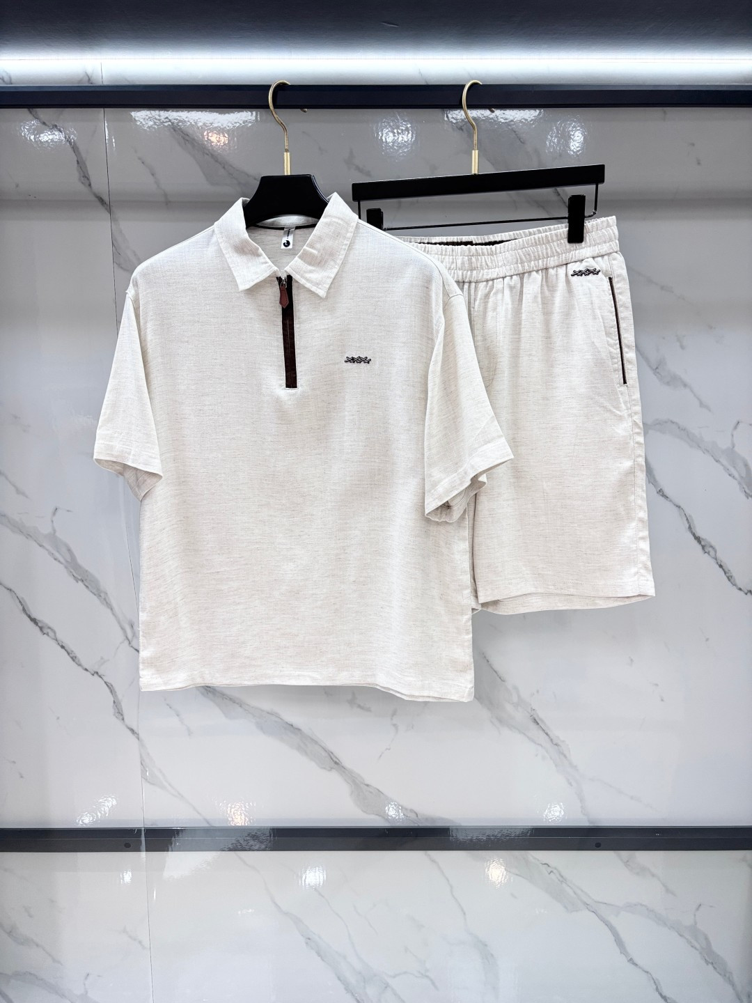 NO:909905,Ermenegildo Zegna spring short-sleeved suit, top quality, custom-made top-grade linen fabric, the advantage is that it is breathable and has a natural texture. It is not easy to sweat when worn in summer. The appearance is perfect, the three labels are complete, the color is full and attractive, the design is very brilliant, it is easy to upgrade the fashion sense, the workmanship is extremely sophisticated and rigorous, and the wiring is neat and meticulous!  A masterpiece from a famous designer!  The upper body does not look bloated and is super handsome!  ……………………………………………………………… SizeM-XXXXl,,zegna,T-shirt,19860909杰尼亚 春款短袖套装 顶级品质 定制顶级亚麻面料,优点是透气性拉满,自带天然肌理感,夏天穿不容易闷汗,品相非常完美,三标齐全色泽饱满诱人,非常出彩的设计,轻松将时髦感进阶,做工极为考究严谨,走线工整细致！大牌设计师巨作！上身不显臃肿、超级帅气！…………………………………………………… SizeM-XXXXl,,zegna,T-shirt,,Men's clothing