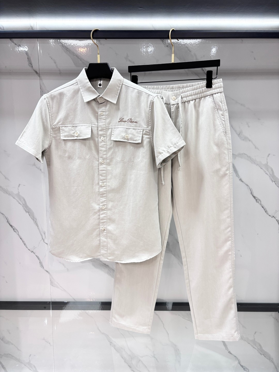 NO:915342,Lp spring old money style suit top quality custom-made top linen fabric, the advantage is that it is breathable and has a natural texture. It is not easy to sweat when worn in summer. The appearance is perfect, the three labels are complete, the color is full and attractive, the design is very brilliant, it is easy to upgrade the fashion sense, the workmanship is extremely sophisticated and rigorous, and the wiring is neat and meticulous!  A masterpiece from a famous designer!  The upper body does not look bloated and is super handsome!  ……………………………………………………………… SizeM-XXXl,,loro piana,19860909Lp 春款老钱风套装 顶级品质 定制顶级亚麻面料,优点是透气性拉满,自带天然肌理感,夏天穿不容易闷汗,品相非常完美,三标齐全色泽饱满诱人,非常出彩的设计,轻松将时髦感进阶,做工极为考究严谨,走线工整细致！大牌设计师巨作！上身不显臃肿、超级帅气！…………………………………………………… SizeM-XXXl,,loro piana,,Men's clothing