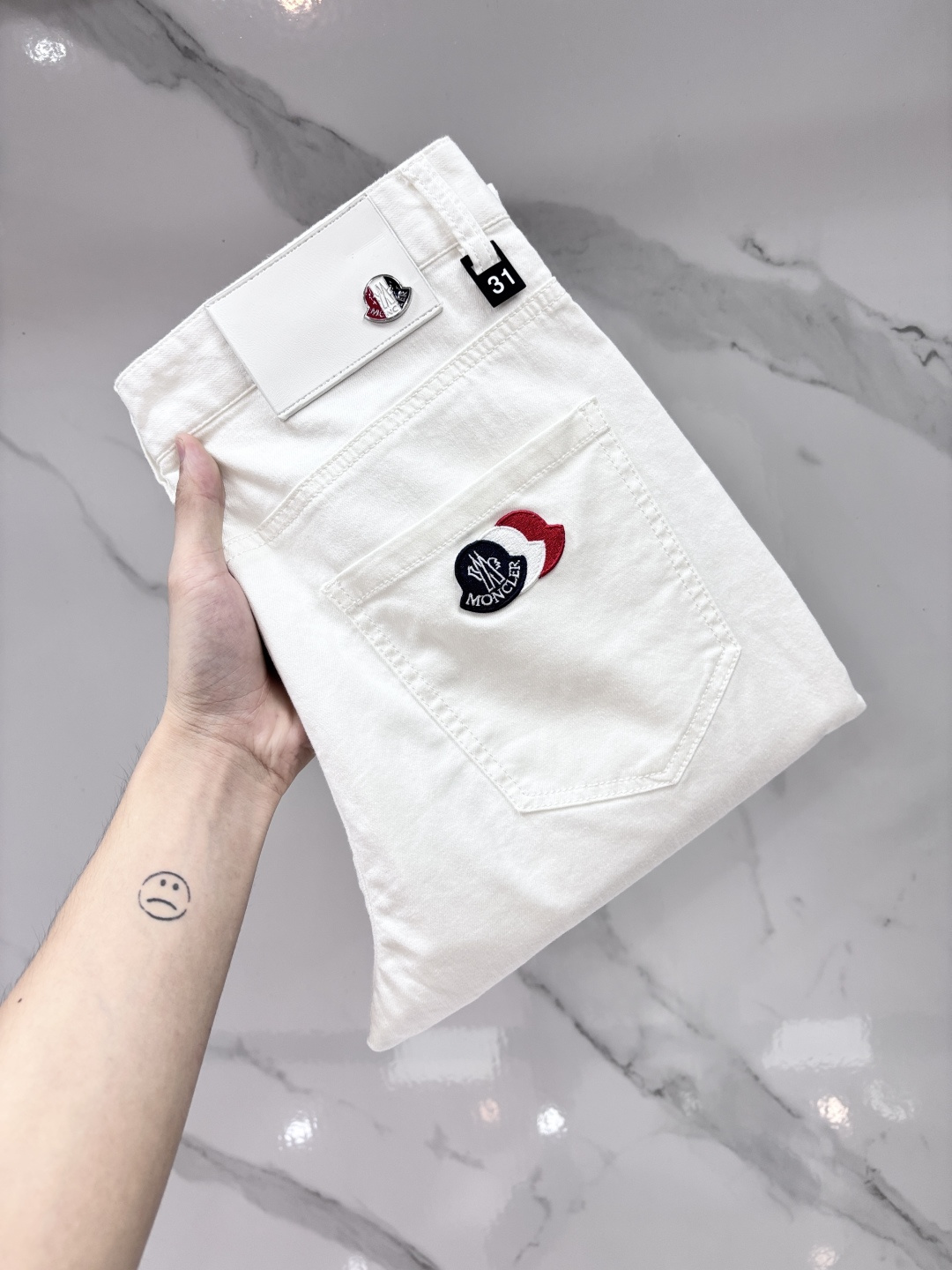 NO:912555,Mengkou, high-end customization, 2026 early autumn latest jeans, simultaneous sale at the counter, original customization, customer-supplied hardware accessories, original order quality, imported solid color denim elastic fabric, heavy washing, fine workmanship, excellent upper body!  The preferred items are complete with three standards.…………………………………………………… Size29-38,,Moncler,jeans,19860909蒙口 高端定制、2026早秋最新款牛仔裤 柜台同步发售 原版定制 客供五金辅料 原单品质 进口固色牛仔弹力面料 重工洗水 做工走线精细 上身绝佳！优选单品 三标齐全.…………………………………………………… Size29-38,,Moncler,jeans,,Men's clothing
