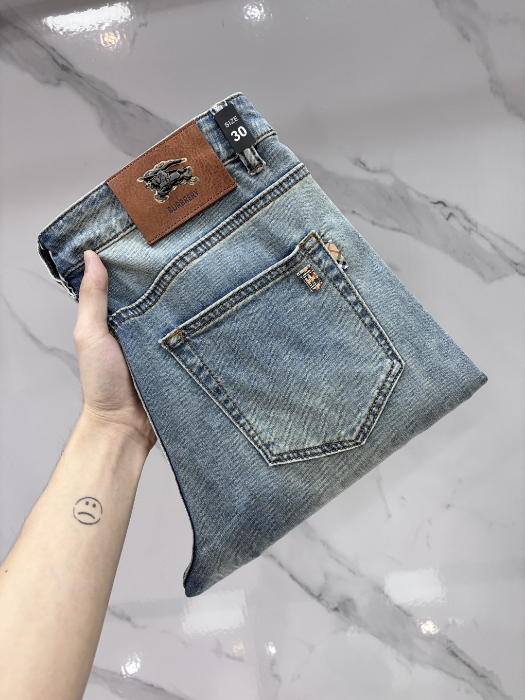 NO:912557,Burberry high-end customization, 2026 early autumn latest jeans, simultaneous sale at the counter, original customization, customer-supplied hardware accessories, original order quality, imported solid color denim elastic fabric, heavy washing, fine workmanship, excellent upper body!  The preferred items are complete with three standards.……………………………………………… Size29-38,,burberry,jeans,19860909巴宝莉 高端定制、2026早秋最新款牛仔裤 柜台同步发售 原版定制 客供五金辅料 原单品质 进口固色牛仔弹力面料 重工洗水 做工走线精细 上身绝佳！优选单品 三标齐全.…………………………………………………… Size29-38,,burberry,jeans,,Men's clothing