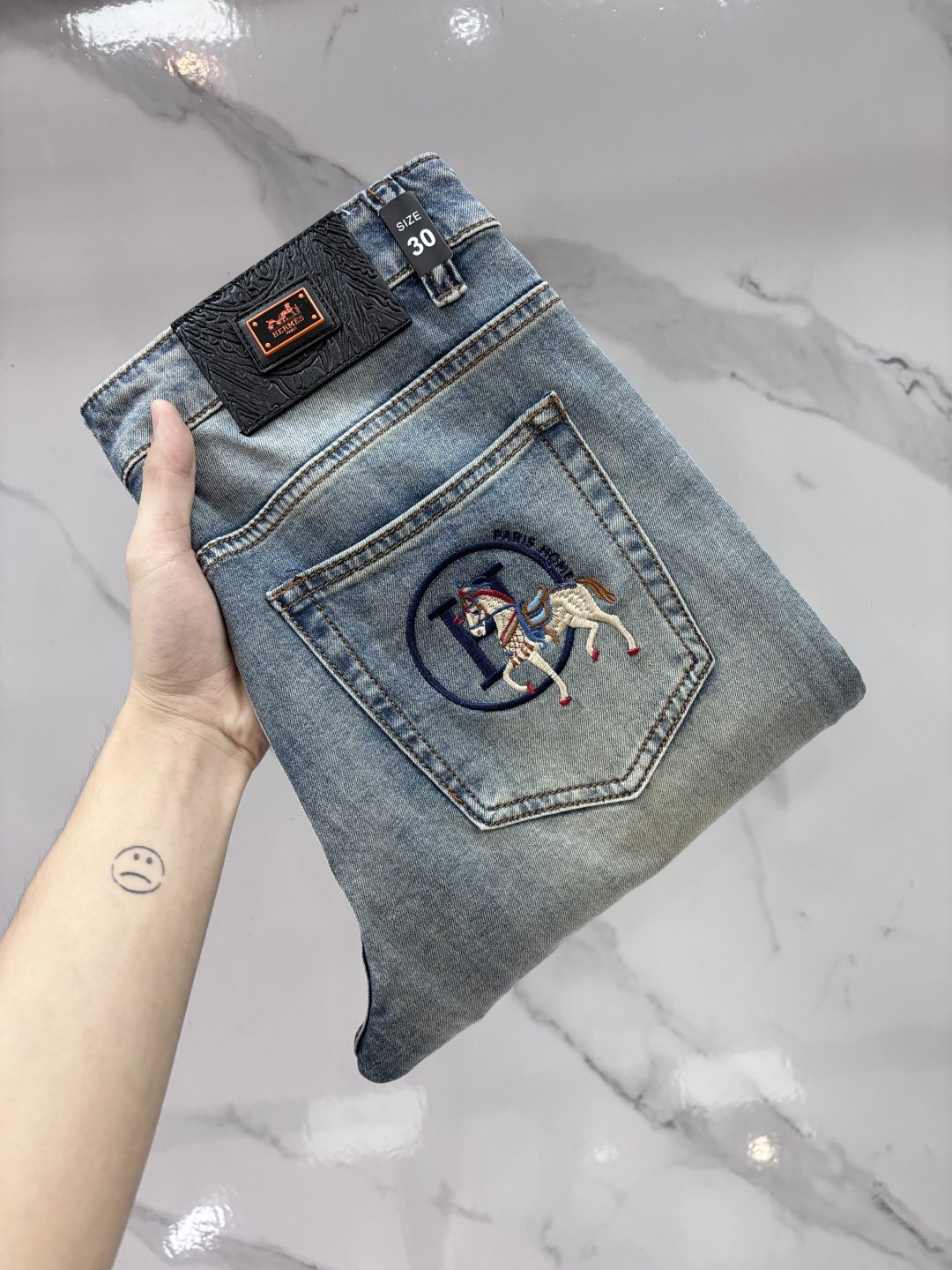NO:912542,Hermès high-end customization, 2026 early autumn latest jeans, simultaneous sale at the counter, original customization, customer-supplied hardware accessories, original order quality, imported solid-color denim elastic fabric, heavy washing, fine workmanship, excellent upper body!  The preferred items are complete with three standards.…………………………………………………… Size29-38,,hermes,jeans,19860909爱马仕 高端定制、2026早秋最新款牛仔裤 柜台同步发售 原版定制 客供五金辅料 原单品质 进口固色牛仔弹力面料 重工洗水 做工走线精细 上身绝佳！优选单品 三标齐全.…………………………………………………… Size29-38,,hermes,jeans,,Men's clothing