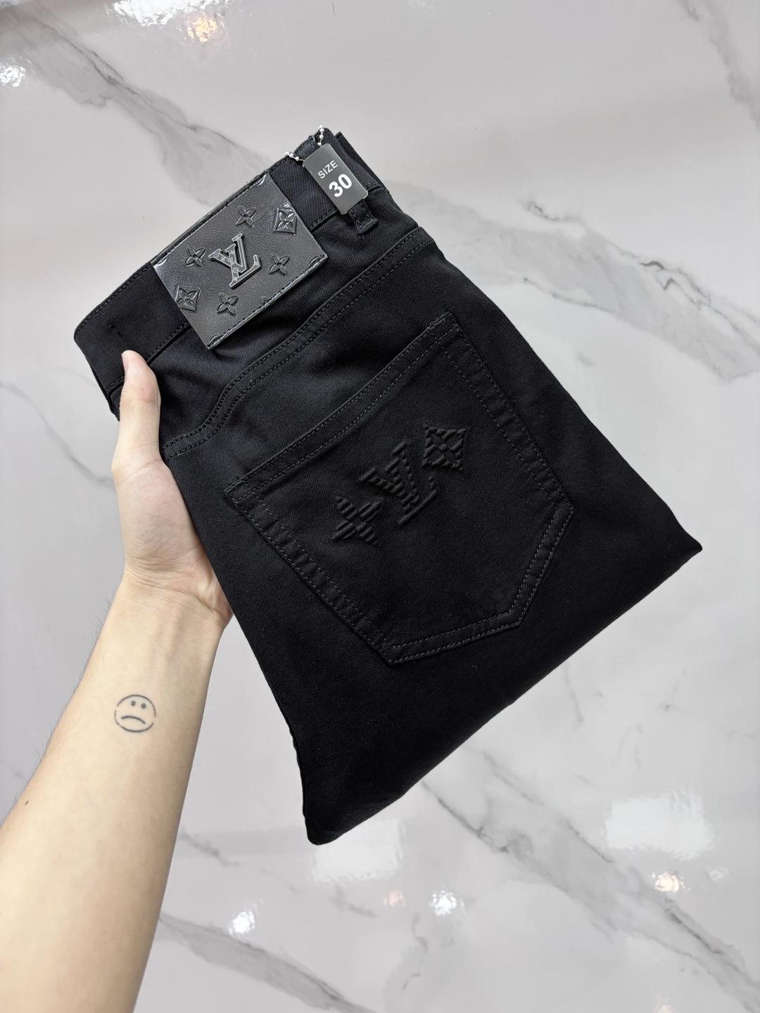 NO:912559,Lv high-end customization, 2026 early autumn latest jeans, simultaneous sale at the counter, original customization, customer-supplied hardware accessories, original order quality, imported solid-color denim elastic fabric, heavy washing, fine workmanship and routing, excellent upper body!  The preferred items are complete with three standards.…………………………………………………… Size29-38,,louis vuitton,jeans,19860909Lv 高端定制、2026早秋最新款牛仔裤 柜台同步发售 原版定制 客供五金辅料 原单品质 进口固色牛仔弹力面料 重工洗水 做工走线精细 上身绝佳！优选单品 三标齐全.…………………………………………………… Size29-38,,louis vuitton,jeans,,Men's clothing