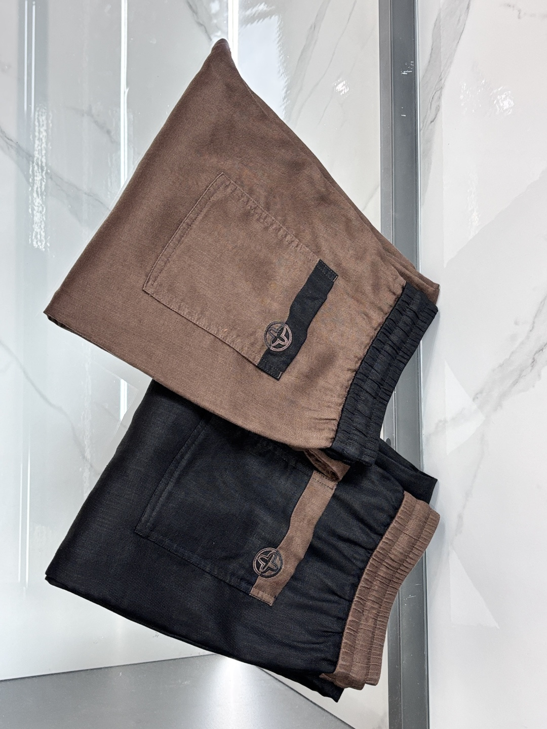NO:915311,LV new casual pants for early autumn, simple and elegant in old money style, low-key luxury, comfortable imported linen, loose and stylish, flattering long legs…………………………………………………… Sizem-xxxxl,, louis vuitton,19860909Lv 早秋新品休闲裤,老钱风简约大气低调奢华,进口亚麻舒适,松弛有型拉满,修饰大长腿…………………………………………………… Sizem-xxxxl,,louis vuitton,,Men's clothing