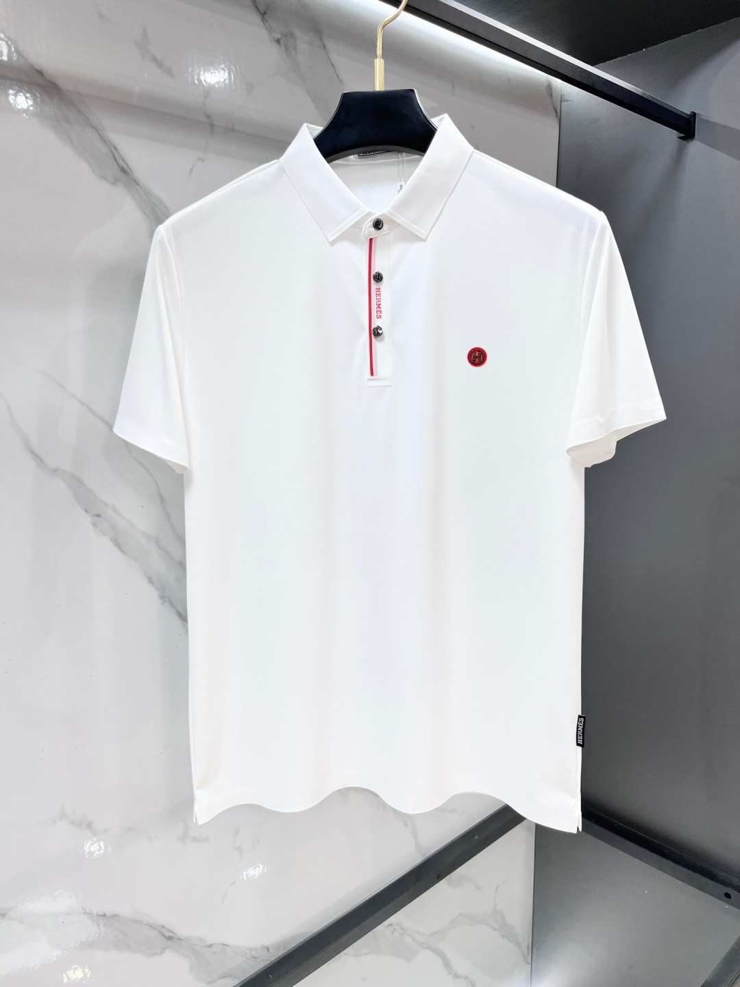 NO:912556,Hermès 2026ss new summer product, men's no-iron anti-quick-drying business short-sleeved POLO shirt, rarely available through trading company channels, ahead of GW sales!  Lujia's summer show item, unique texture!  The fabric is silky and shiny, no-iron, anti-wrinkle and full of drape. No matter how you ravage it, it will remain as smooth as ever!  The fabric is made from custom-made imported polyester fiber fabrics. The fabric is wrinkle-resistant, lightweight and easy to care for. It feels light, silky and delicate. It has excellent breathability, moisture absorption and quick-drying properties. The upper body has a cooling effect. It is definitely the best choice for your summer wardrobe. If you get the actual product, you will definitely have an endless desire to repurchase!  The exquisite and smooth hemming and routing technology can withstand the harsh scrutiny and severe test of the masses. The first-class tailoring with basic fit makes the upper body three-dimensional and tall, handsome and charming!  …………………………………………………… SizeM-XXXXl,,hermes,louis vuitton,louis vuitton,T-shirt,19860909爱马仕 2026ss夏季新品,男士免烫抗速干商务短袖POLO衫,贸易公司渠道稀出,领先GW发售！驴家夏季秀款单品,独特纹理！面料丝滑冰感有光泽,免烫抗皱垂感十足,不论你如何蹂躏都会顺滑如初！ 面料精选客供定制进口聚酯纤维面料制成,面料抗皱轻盈好打理,手感轻薄丝滑细腻,拥有着极佳的透气吸湿速干性能,上身自带降温功效,绝对是夏日衣橱中不二之选,实物到手绝对会让你有无限回购的渴望！精湛平顺的包边走线工艺,经得起群众苛刻的目光审视及严峻考验,基础合体的一流版型裁剪,上身立体挺拔,帅气迷人！…………………………………………………… SizeM-XXXXl,,hermes,louis vuitton,louis vuitton,T-shirt,,Men's clothing
