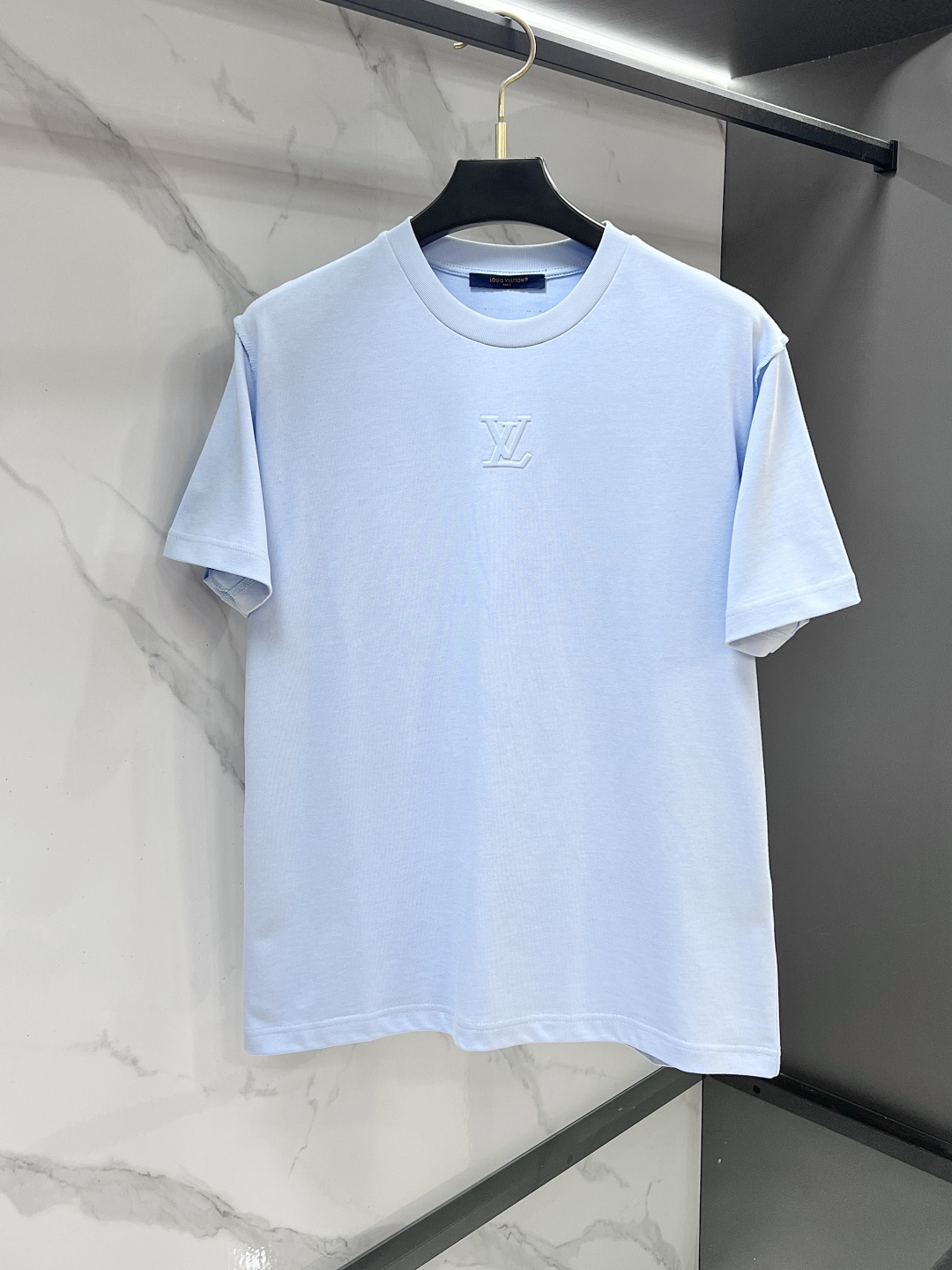 NO:912593,Lv 2026SS limited new short-sleeved T-shirt, basic simple and versatile style, the fabric is made of high-weight pure cotton fabric, the embroidered logo is soft and solid, the texture is perfect, the contrast is sharp, the same loose version as always, boys and girls can easily control the upper body, the same style for men and women.…………………………………………………… SizeS-XL, Louis Vuitton, T-shirt, tees, t-shirt,19860909Lv 2026SS 限定新品短袖T恤,基础简约百搭款式,面料采用是高克重纯棉布料,刺绣logo柔软扎实,质感满分,对比鲜明,一如既往的宽松版型,男生女生轻松上身驾驭,男女同款.…………………………………………………… SizeS-XL,,louis vuitton,T-shirt,tees，t-shirt,,Men's clothing