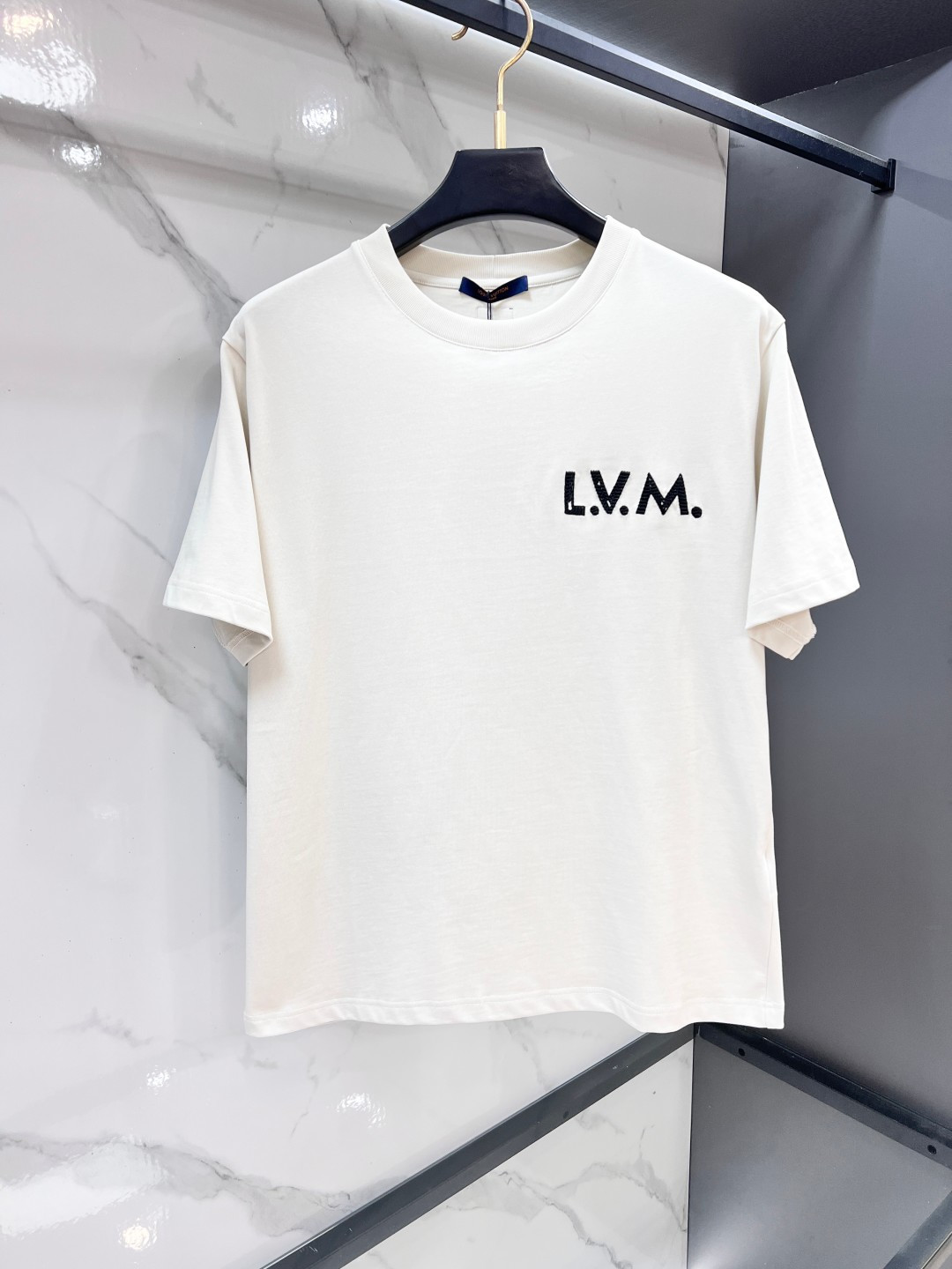 NO:912577,Lv 2026FW show model The restrained color of this cotton short-sleeved crew neck shirt is suitable for mixing and matching with the seasonal series. The L.V.M. letters release tension on the chest, the embroidery is subtle and embellishes the hem at the back, and the leather patch is nestled under the collar. Heavy cotton is comfortable and crisp!  …………………………………………… SizeS-XL,,louis vuitton,T-shirt,19860909Lv 2026FW 秀场款本款棉质短袖圆领衫的内敛色彩适宜与当季系列混合搭配.L.V.M. 字母在胸前释放张力,刺绣含蓄点缀背后下摆,皮革贴饰栖身衣领下方.重磅棉质舒适挺括！…………………………………………………… SizeS-XL,,louis vuitton,T-shirt,,Men's clothing